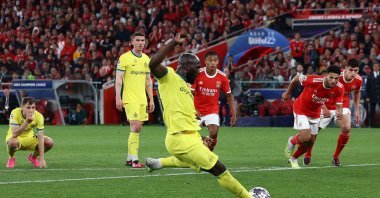 Inter Milan's Romelu Lukaku scores their second goal from the penalty spot during a UCL quarterfinal 1st leg tie against Benfica at Estadio da Luz, Lisbon, Portugal, April 11, 2023. (Reuters Photo)