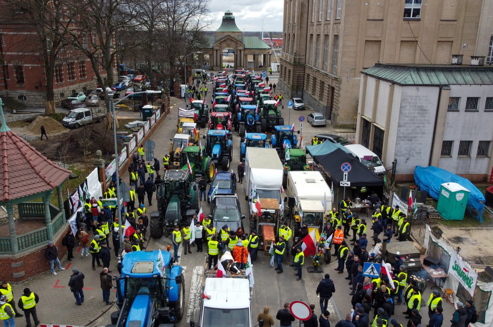 Ukrainian farmers call protests in EU over grain political