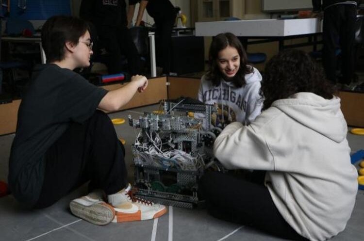 Siswa sekolah menengah Turki bertujuan untuk memenangkan acara robotik internasional di AS