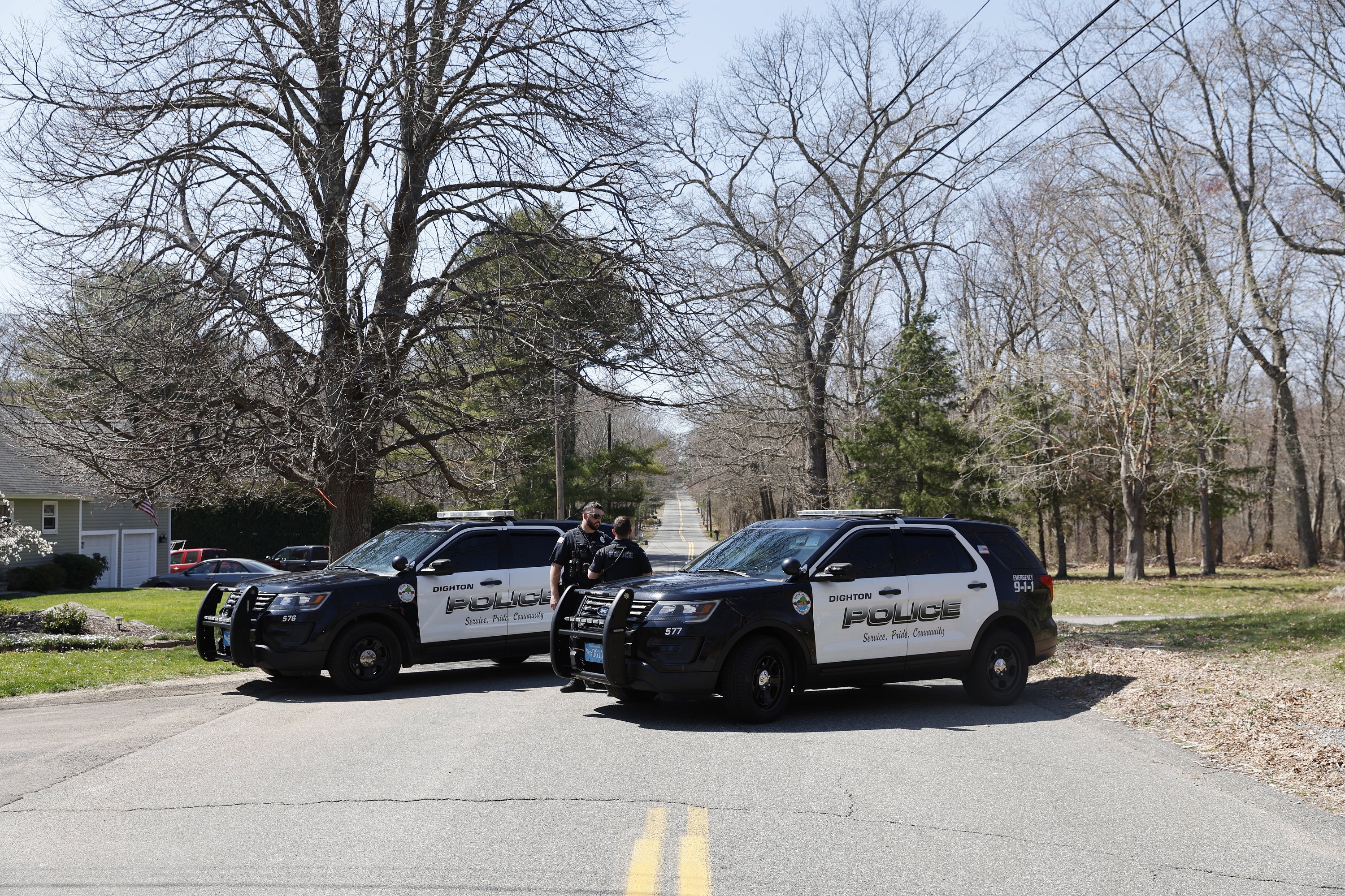 Anggota Departemen Kepolisian Dighton memblokir jalan tempat tinggal terduga tersangka pembocoran intelijen AS di Dighton, Massachusetts, AS, 13 April 2023. (Foto EPA)