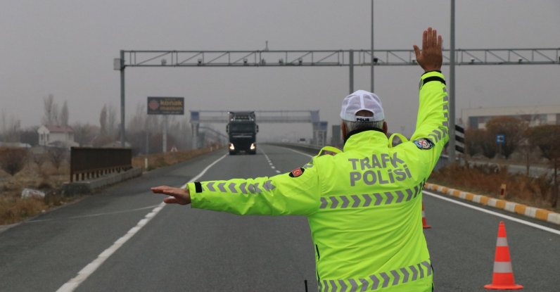 A traffic police officer monitors traffic in Erzurum, eastern Türkiye, April 9, 2023. (AA Photo)