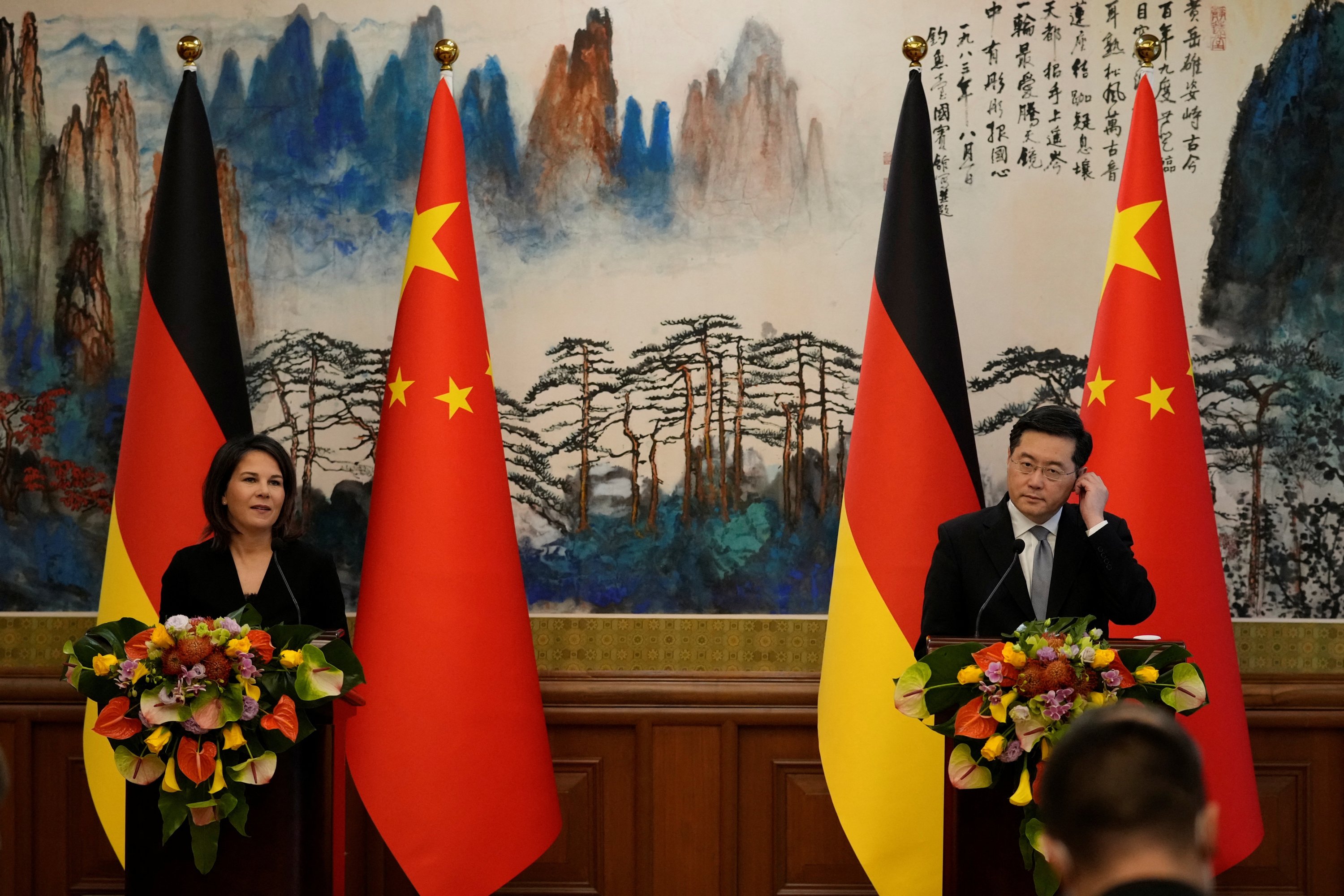 Menteri Luar Negeri Jerman Annalena Baerbock dan Menteri Luar Negeri China Qin Gang menghadiri konferensi pers bersama di Diaoyutai State Guesthouse, Beijing, China, 14 April 2023. (Foto Reuters)