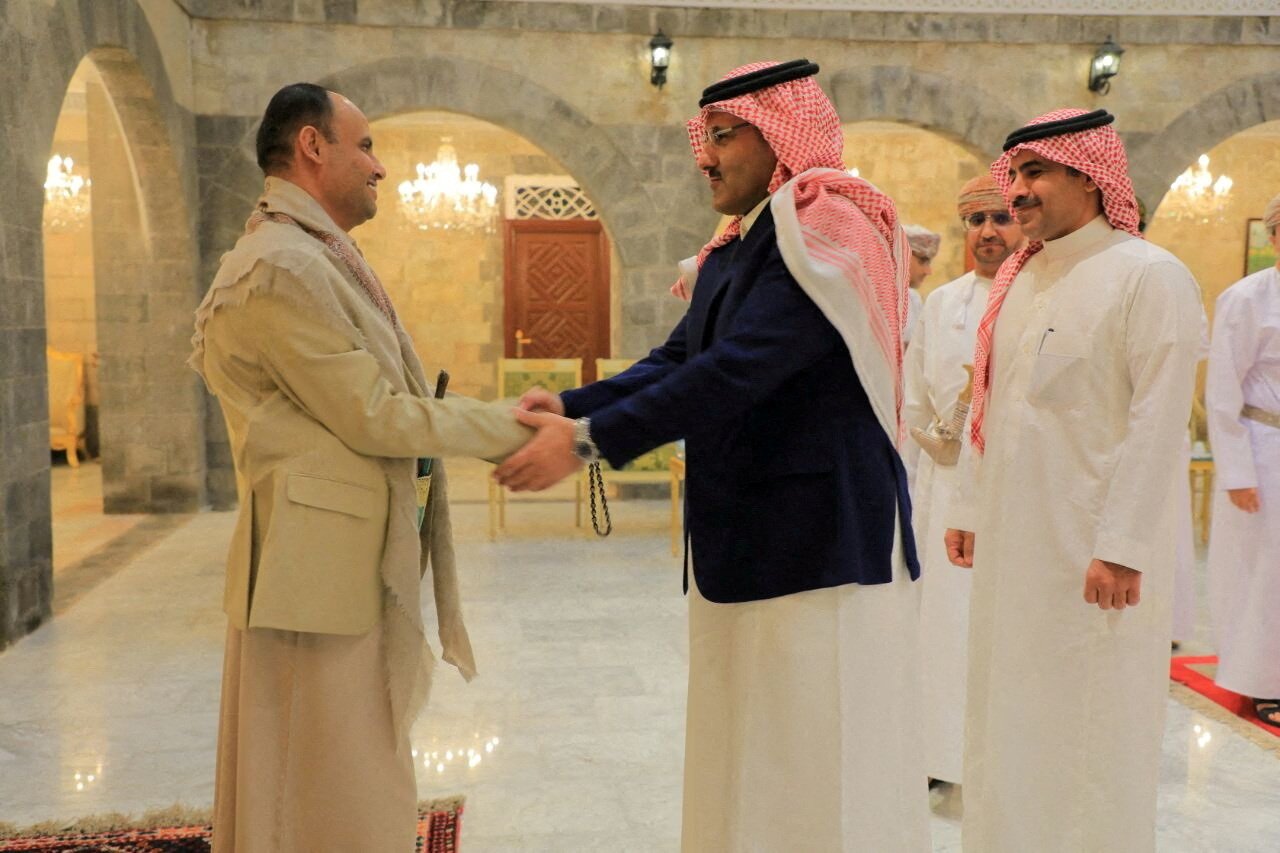The head of the Houthi Supreme Political Council, Mahdi al-Mashat, shakes hands with Saudi Ambassador to Yemen Mohammed Al-Jaber at the Republican Palace, Sanaa, Yemen, April 9, 2023. (Reuters Photo)