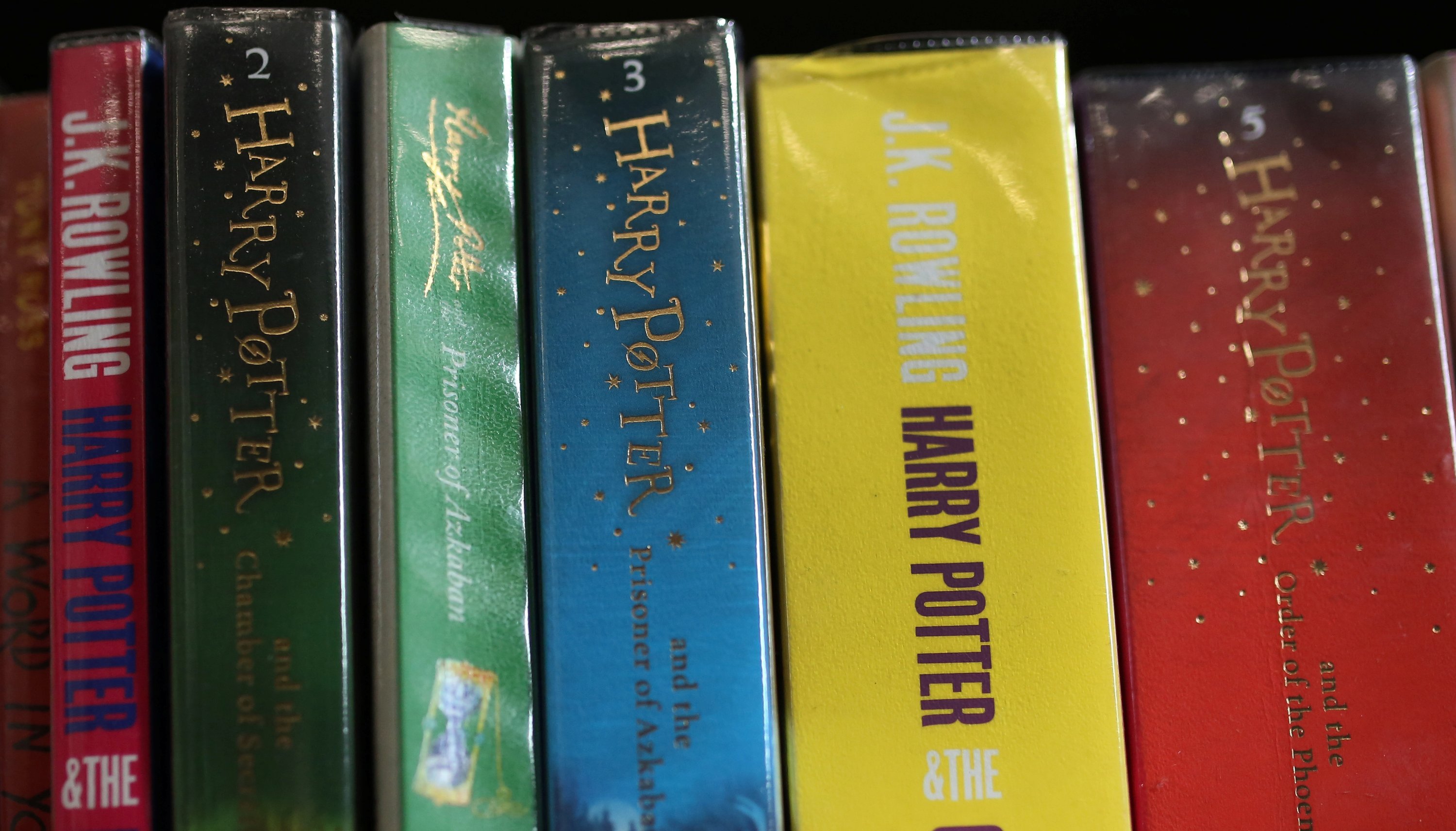 Buku-buku dari seri Harry Potter oleh penulis JK Rowling di rak di dalam Perpustakaan Widnes di Widnes, Inggris, 12 September 2018. (Foto Reuters)