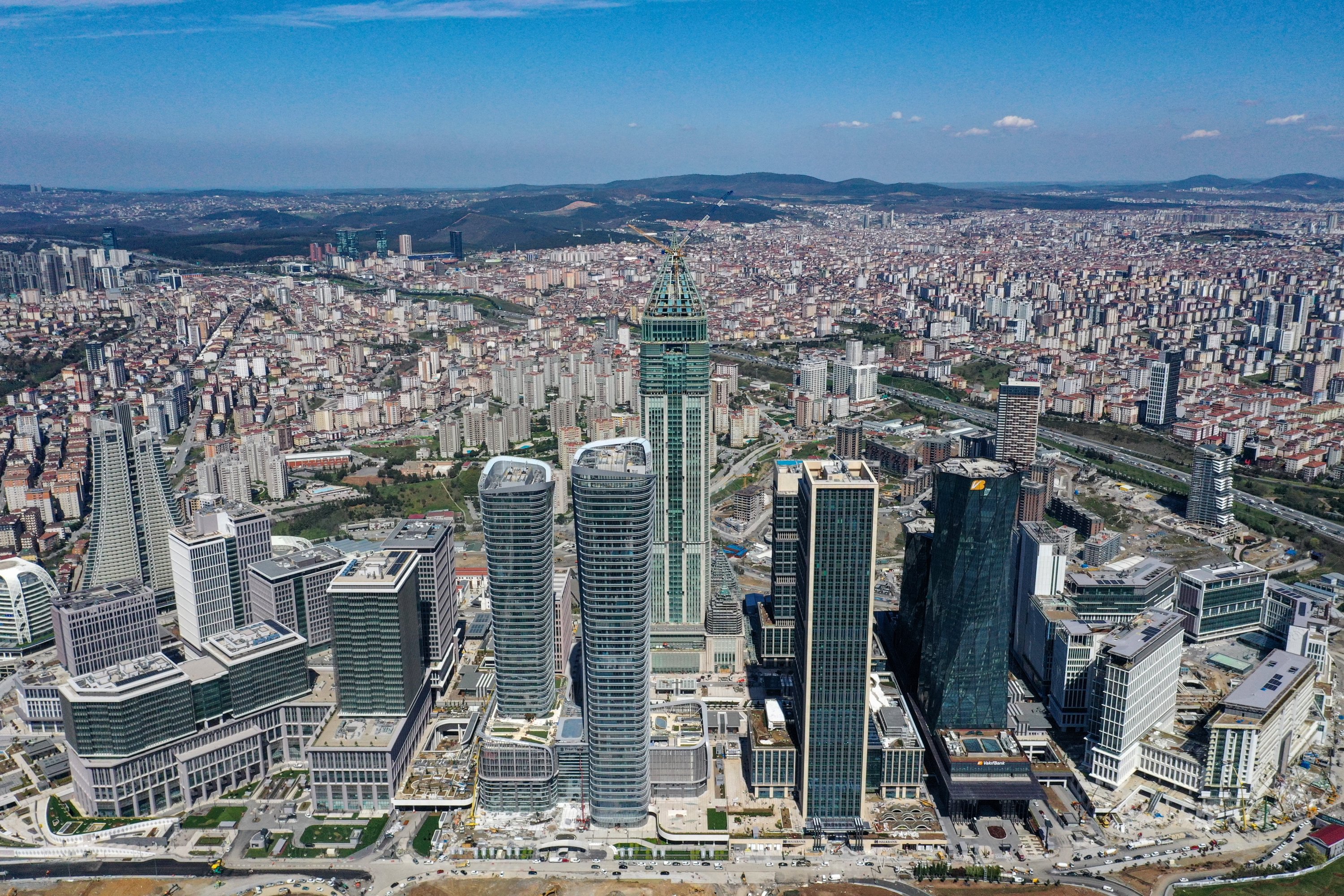 Pemandangan Pusat Keuangan Istanbul, di distrik Ümraniye Istanbul, Türkiye, 13 April 2023. (Foto AA)