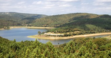 Alibey Dam and Kemerburgaz city forest are seen in this undated photo, Istanbul, Türkiye. (Shutterstock Photo)