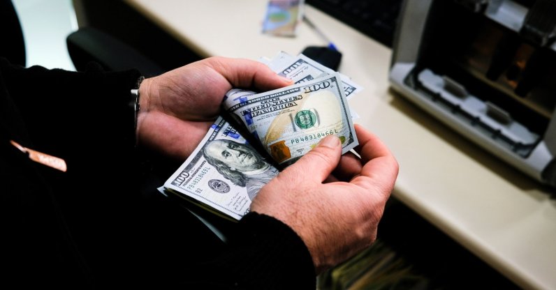 A worker counts U.S. dollars at an exchange office in Istanbul, Türkiye, April 14, 2023. (EPA Photo)