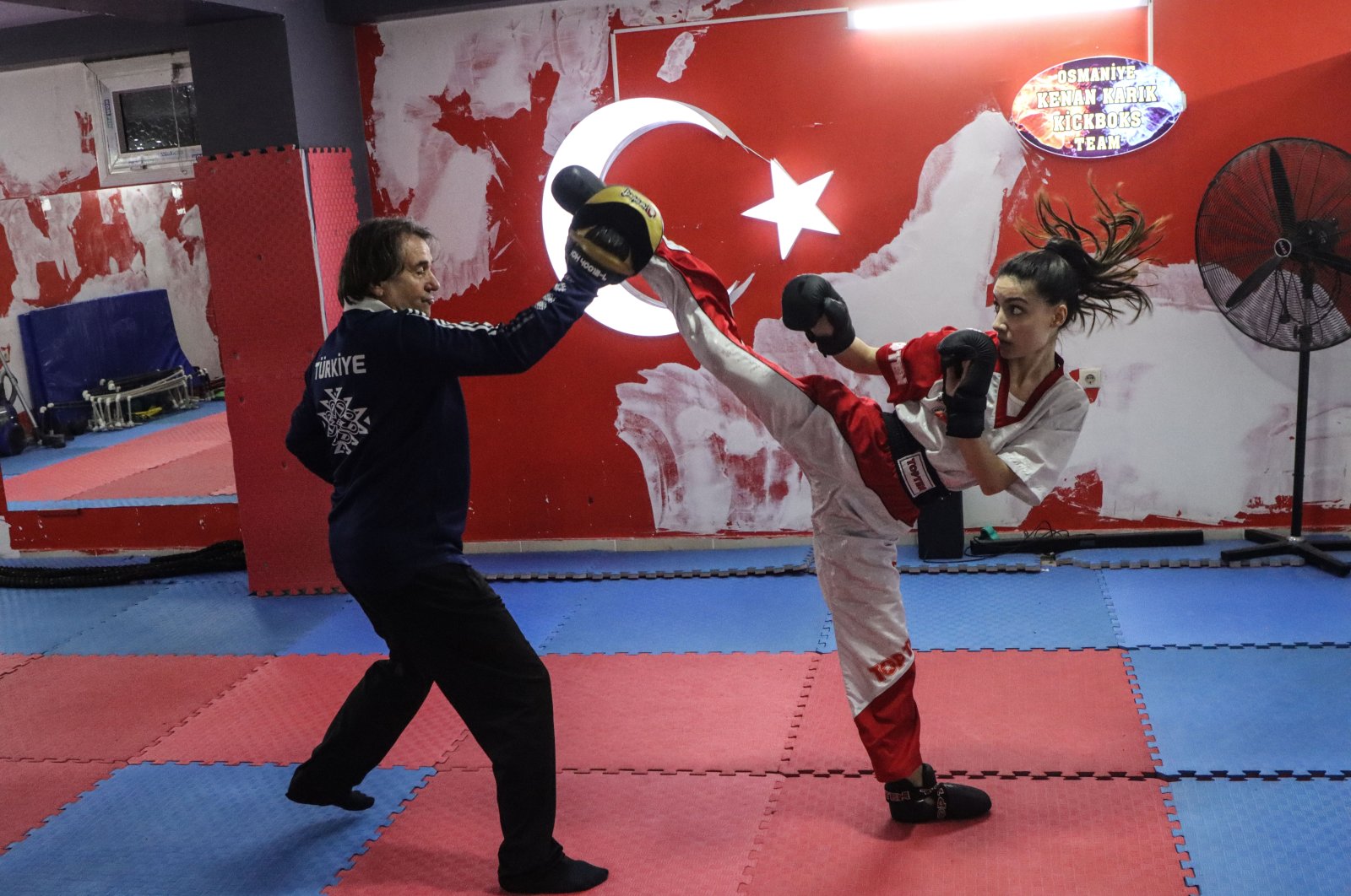 Kickboxer Turki melepaskan diri dari gempa untuk meraih medali