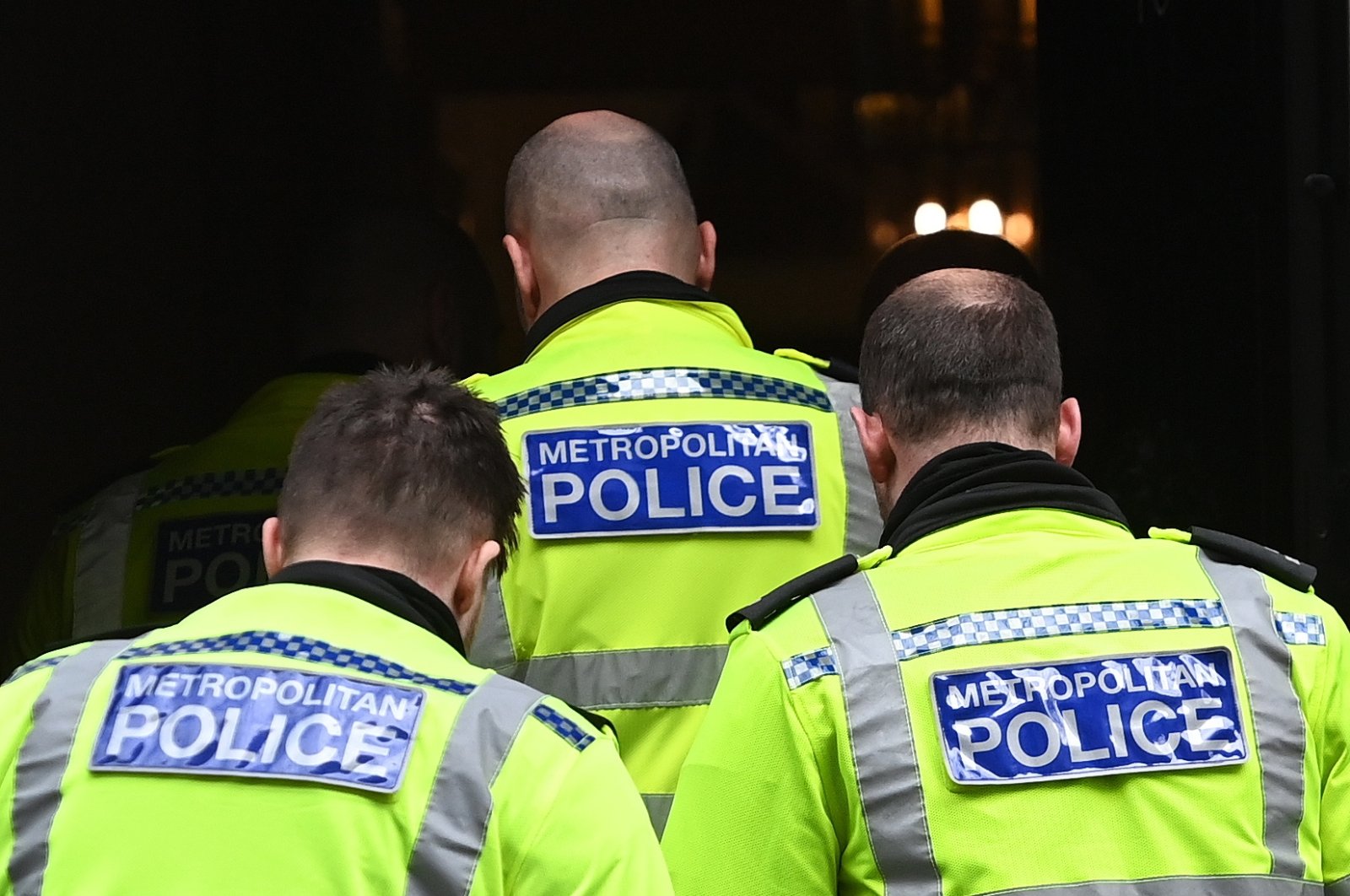2 petugas polisi London menembaki pesan WhatsApp yang menyinggung