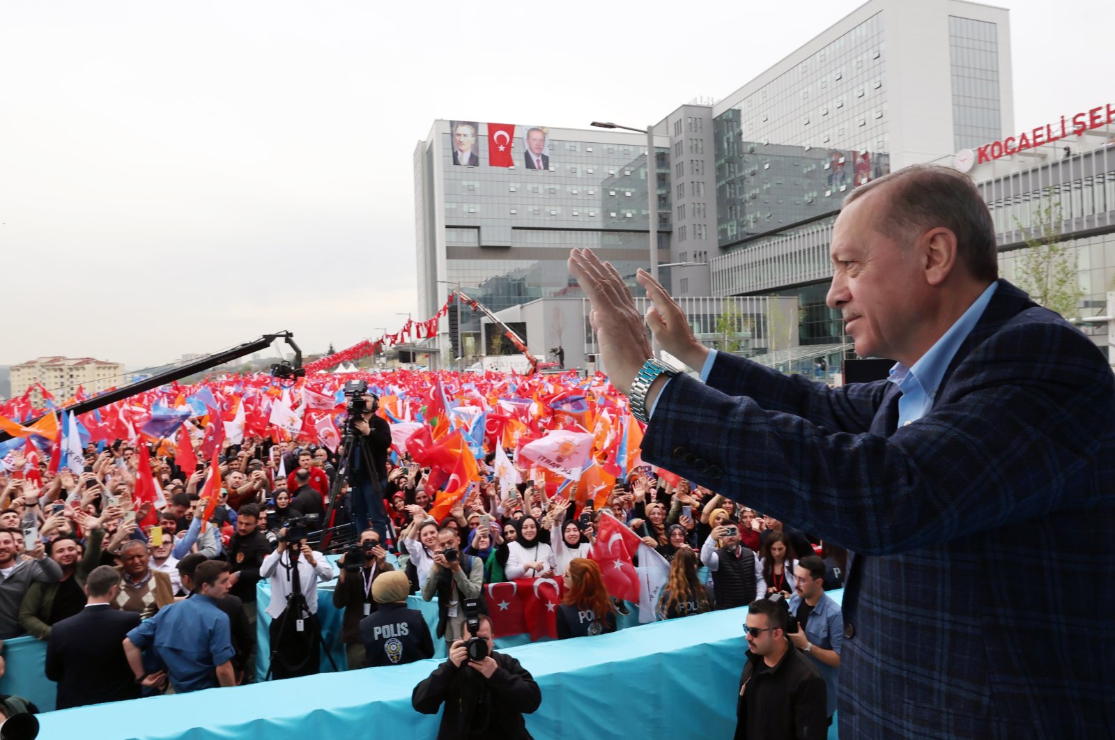 President Recep Tayyip Erdoğan waves at crowds during inauguration of city hospital in Kocaeli, Türkiye, April 15, 2023. (AA Photo)