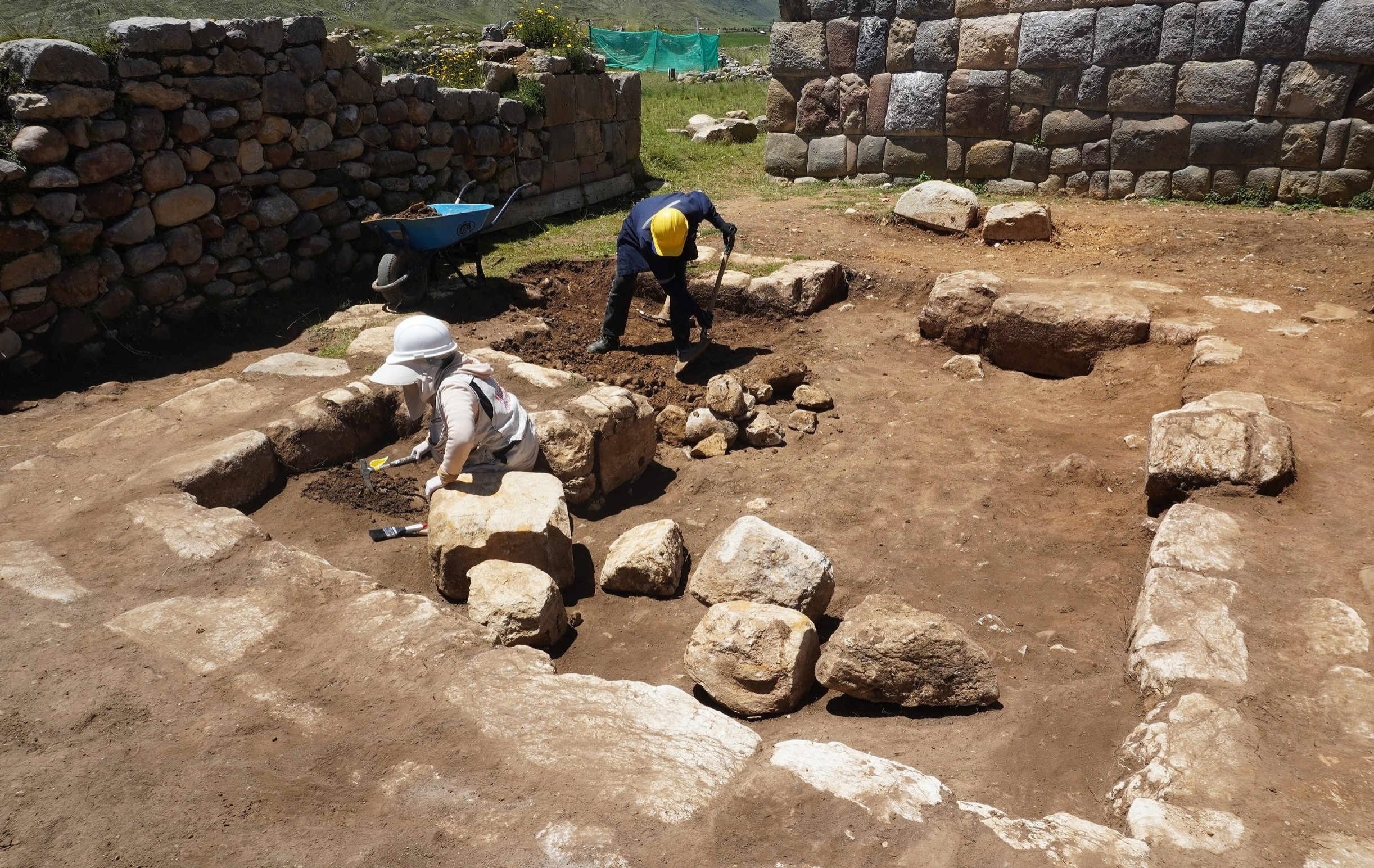 Foto selebaran yang disediakan oleh Kementerian Kebudayaan Peru menunjukkan pemandian upacara Inca di zona arkeologi Huanuco Pampa, departemen Huanuco, Peru, 13 April 2023. (Foto EPA)