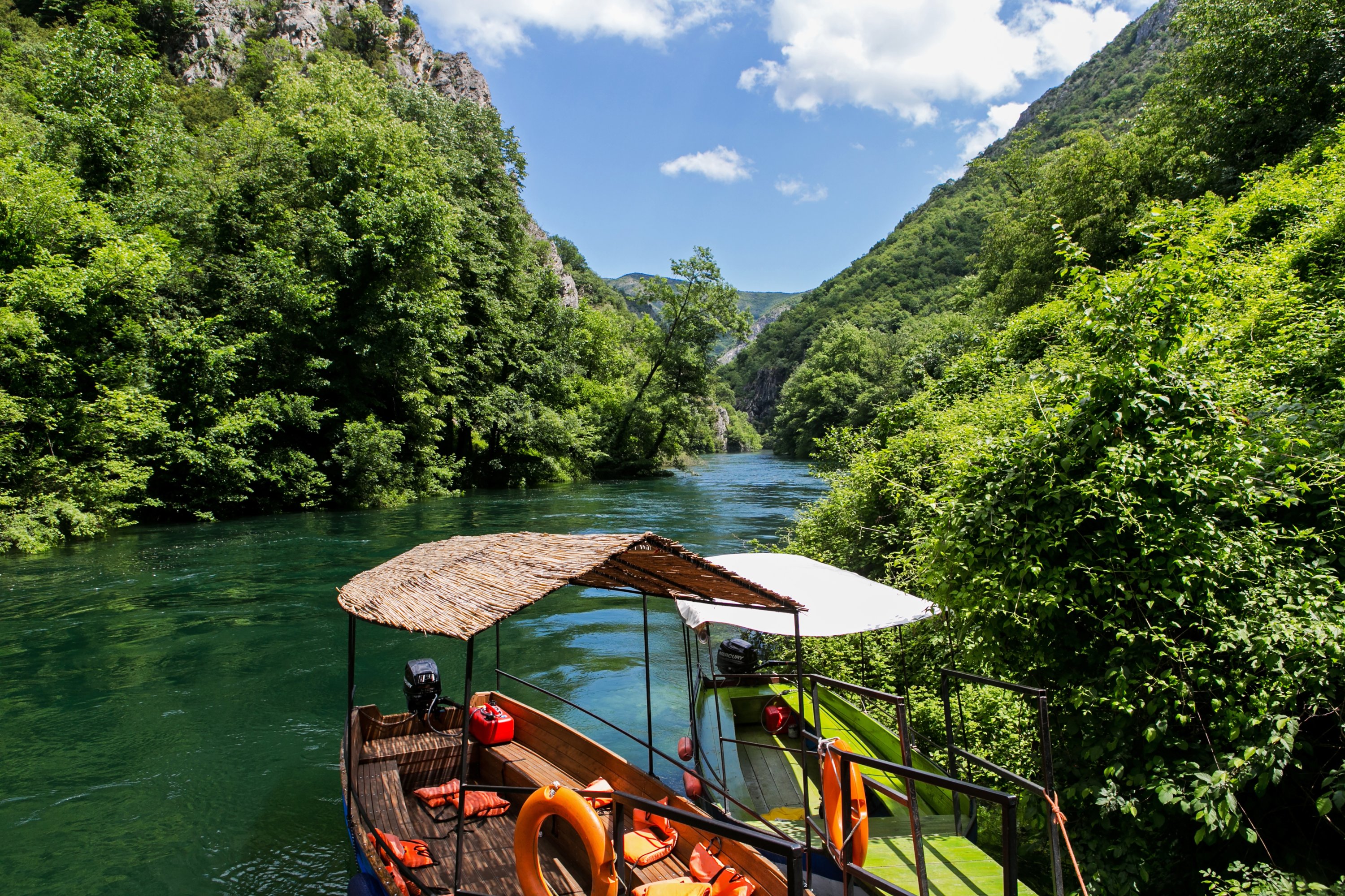 Perahu wisata di Sungai Treska di Matka Canyon, Makedonia, 22 Mei 2016. (Foto Getty Images)