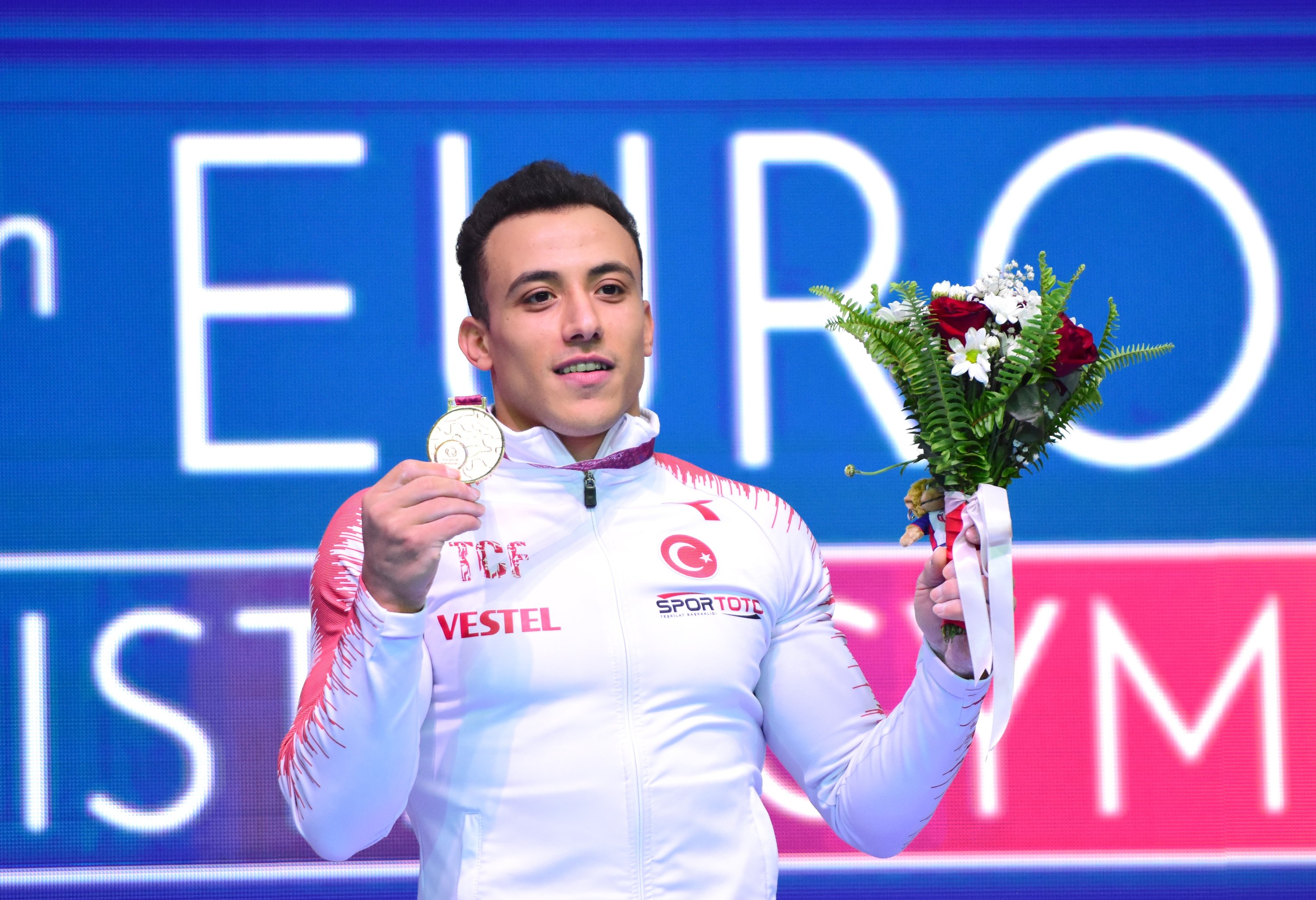 Pesenam Turki Adem Asil menunjukkan medalinya setelah menang di Kejuaraan Senam Artistik Eropa ke-10, Antalya, Türkiye, 15 April 2023. (Foto AA)