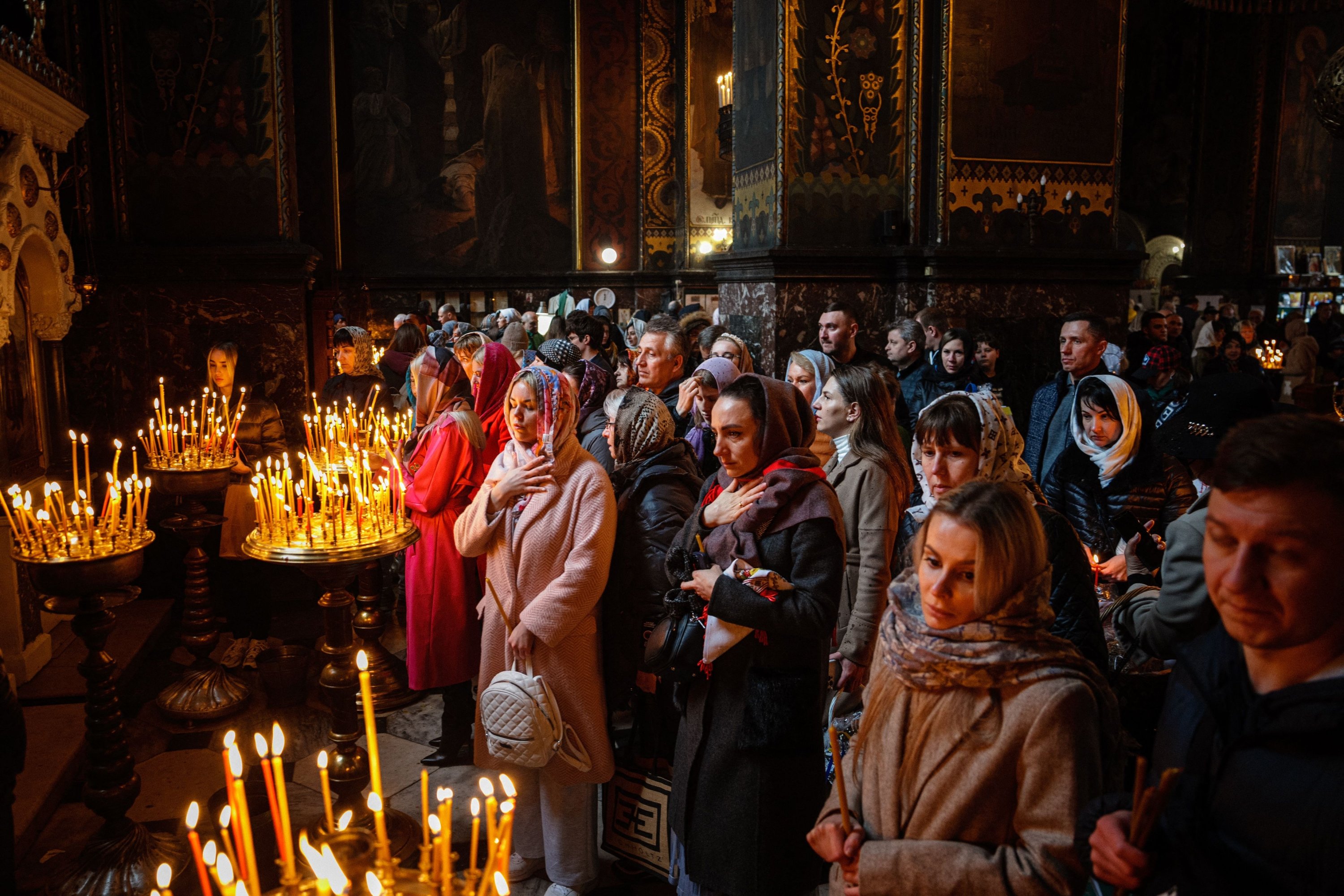 Para jemaah berdoa saat mereka menghadiri kebaktian Paskah Ortodoks di Katedral Saint Volodymyr di Kyiv, Ukraina, 16 April 2023. (Foto AFP)