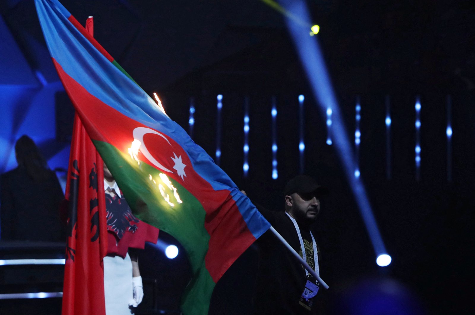 Azerbaijan menarik angkat besi dari orang Eropa karena pembakaran bendera
