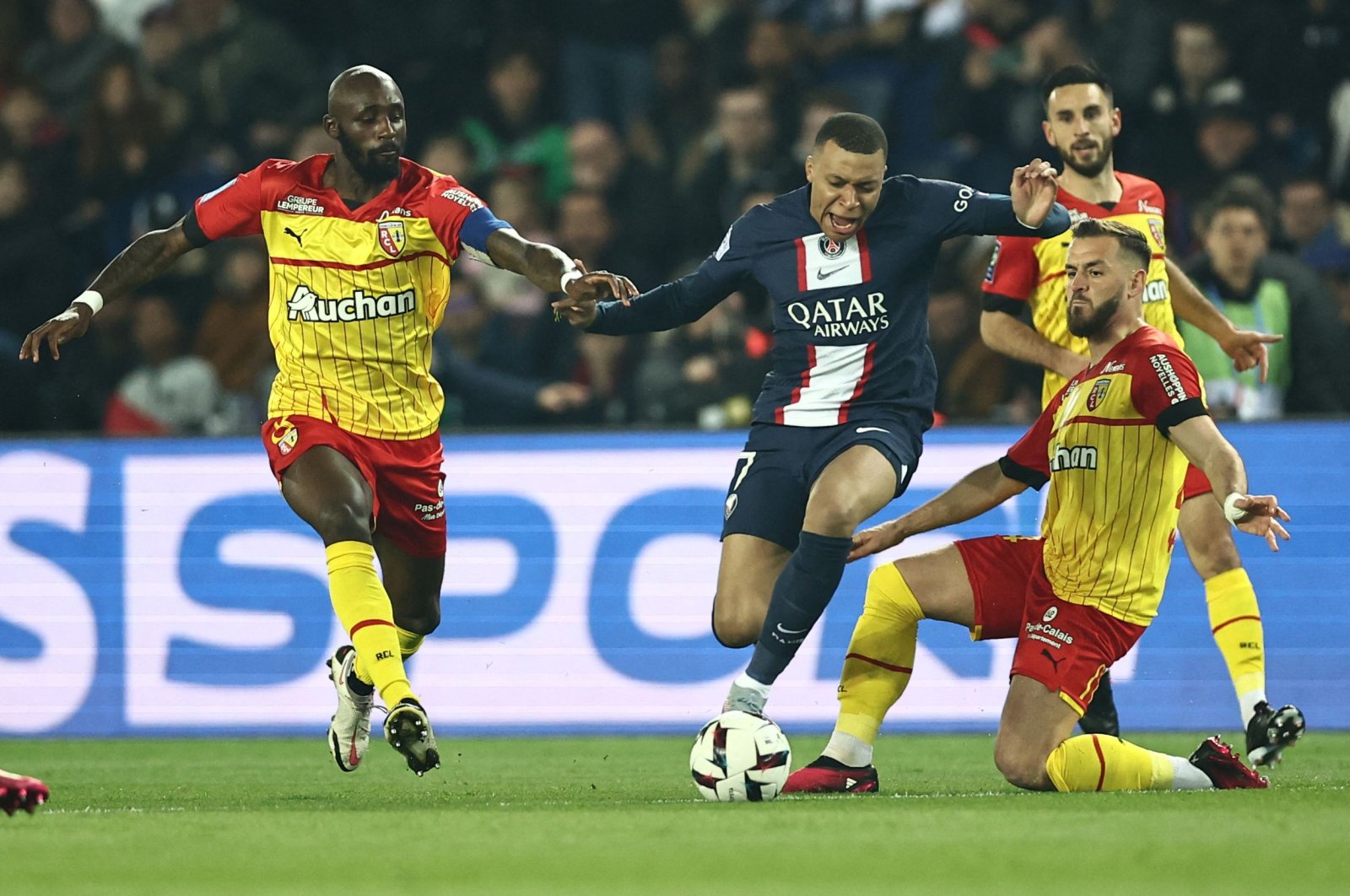 Mbappe memecahkan rekor gol liga dalam kemenangan 3-1 PSG atas Lens
