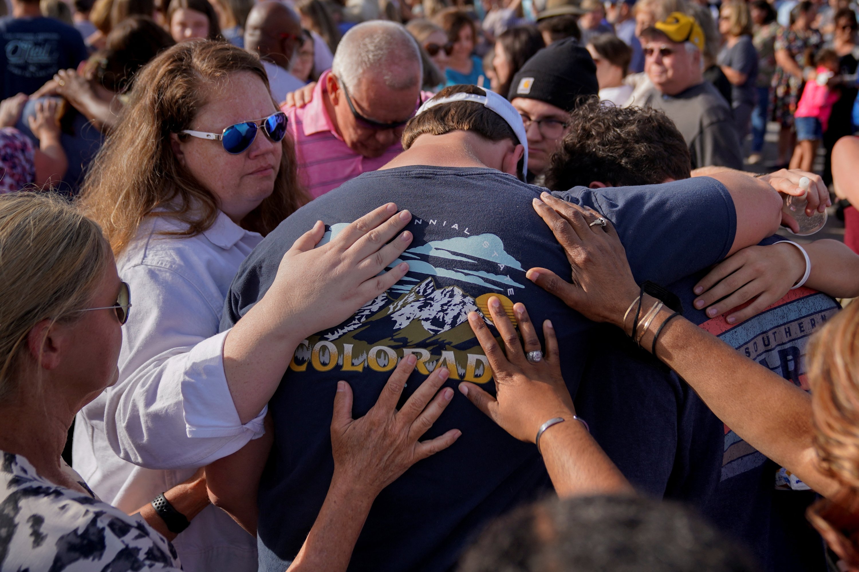 Anggota komunitas saling berpelukan saat berjaga sehari setelah penembakan saat pesta ulang tahun seorang remaja di Dadeville, Alabama, AS, 16 April 2023. (Foto Reuters)