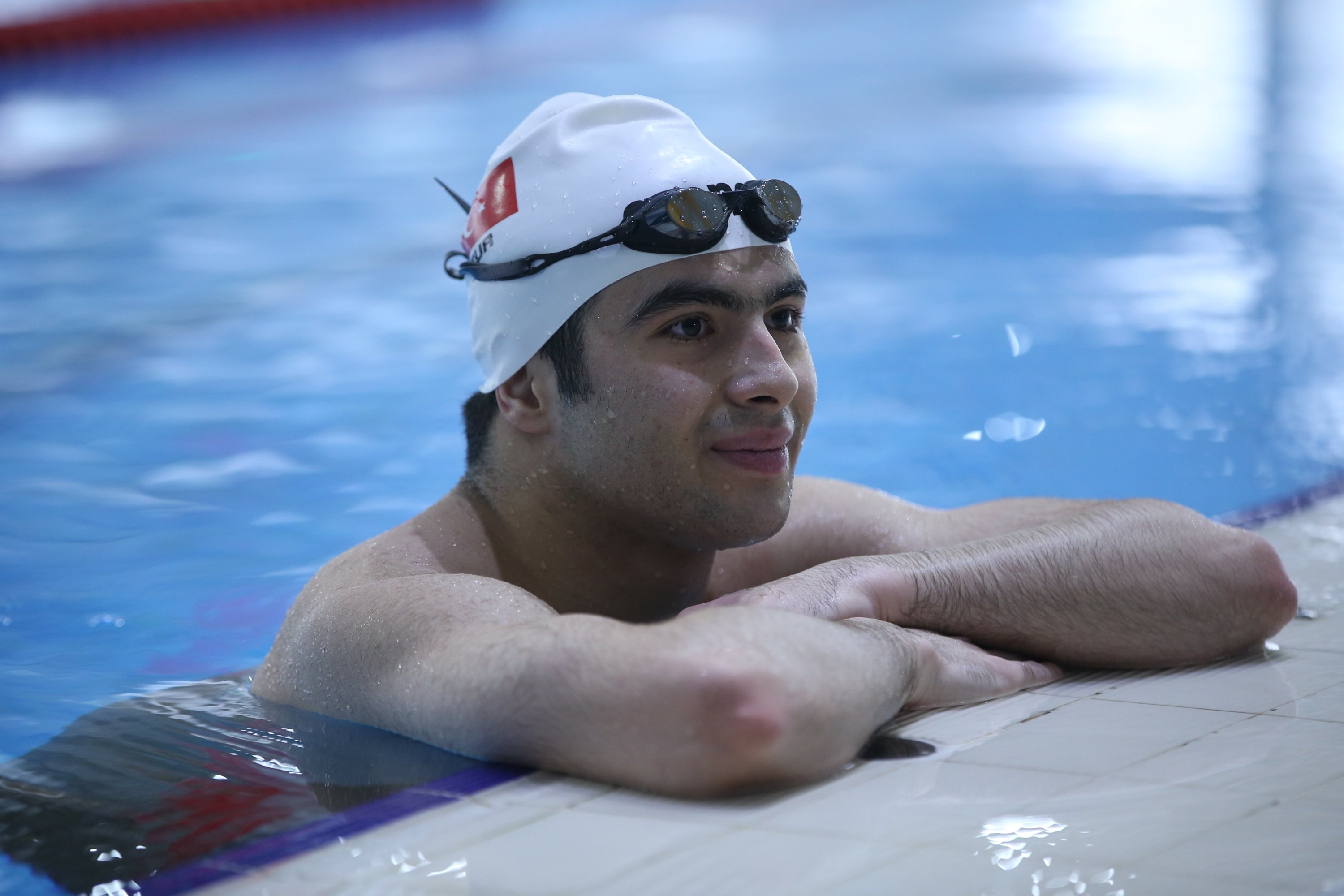 Perenang Turki Ali Şiroğlu dengan autisme, beristirahat setelah latihan di Kompleks Olahraga Cebeci, Istanbul, Türkiye, 13 April 2023. (Foto AA)