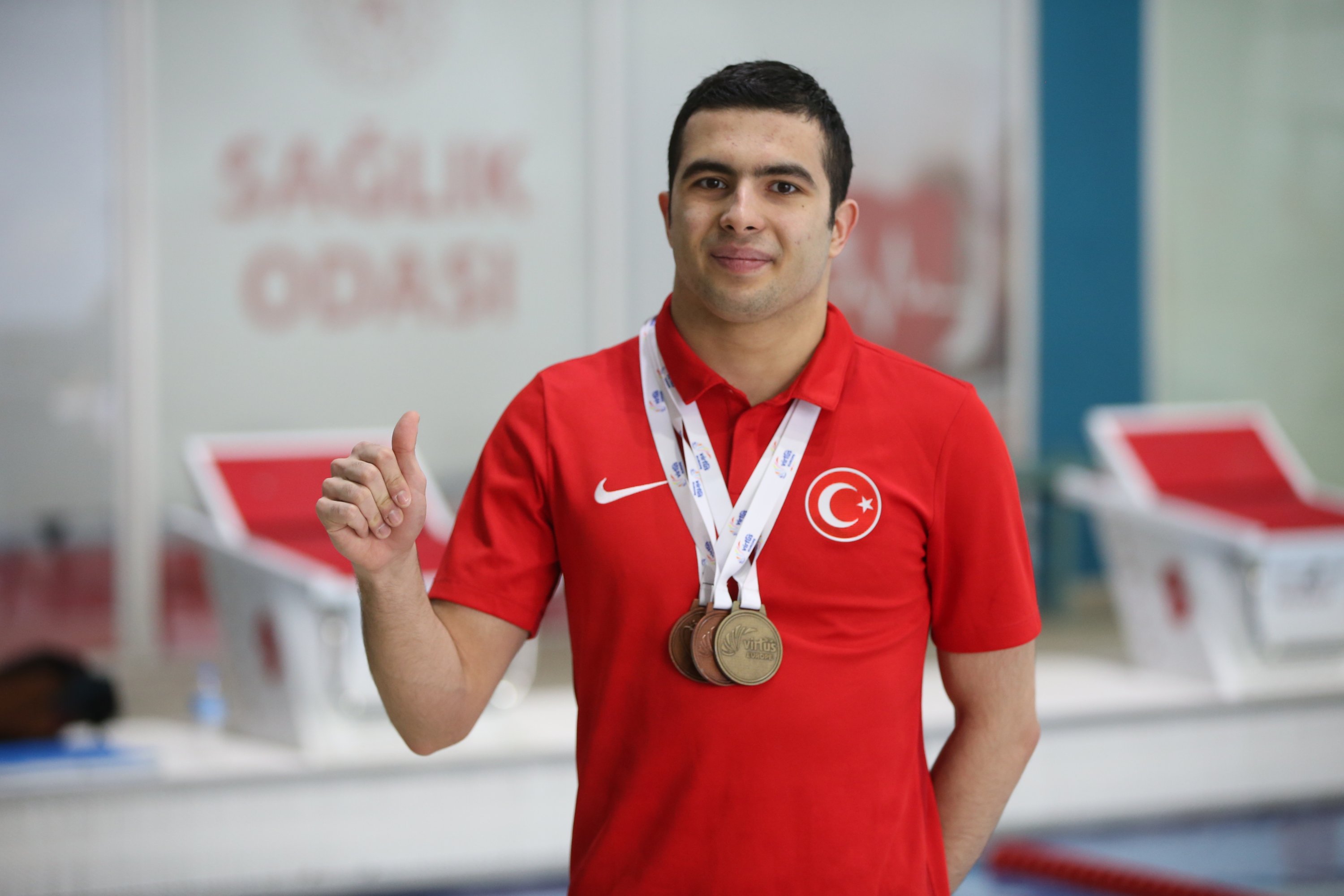 Perenang Turki Ali Şiroğlu dengan autisme, berpose untuk foto di Kompleks Olahraga Cebeci, Istanbul, Türkiye, 13 April 2023. (Foto AA)