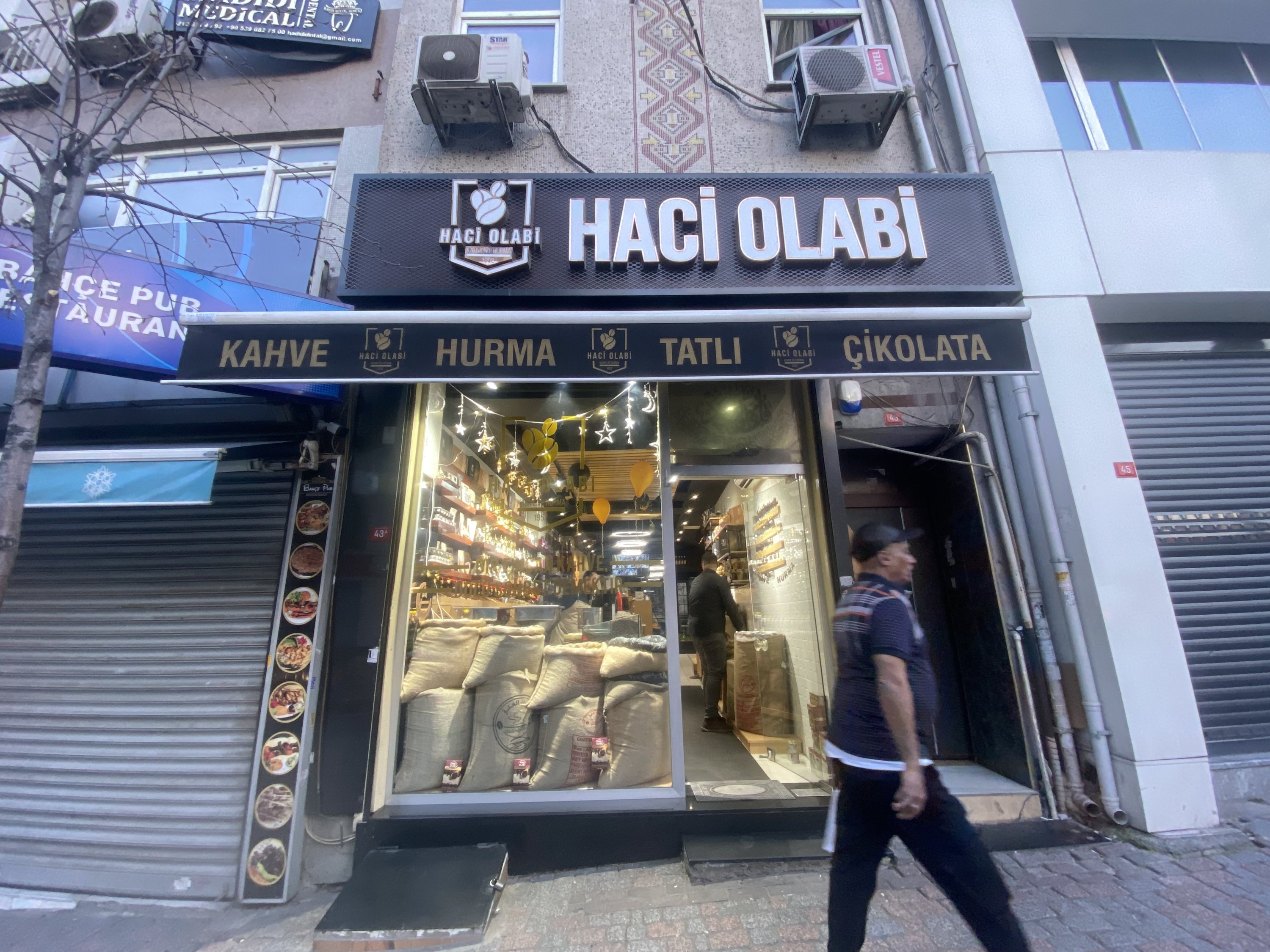 Seorang pria melewati kedai kopi, Haci Olabi, di Istanbul, Türkiye, 14 April 2023. 