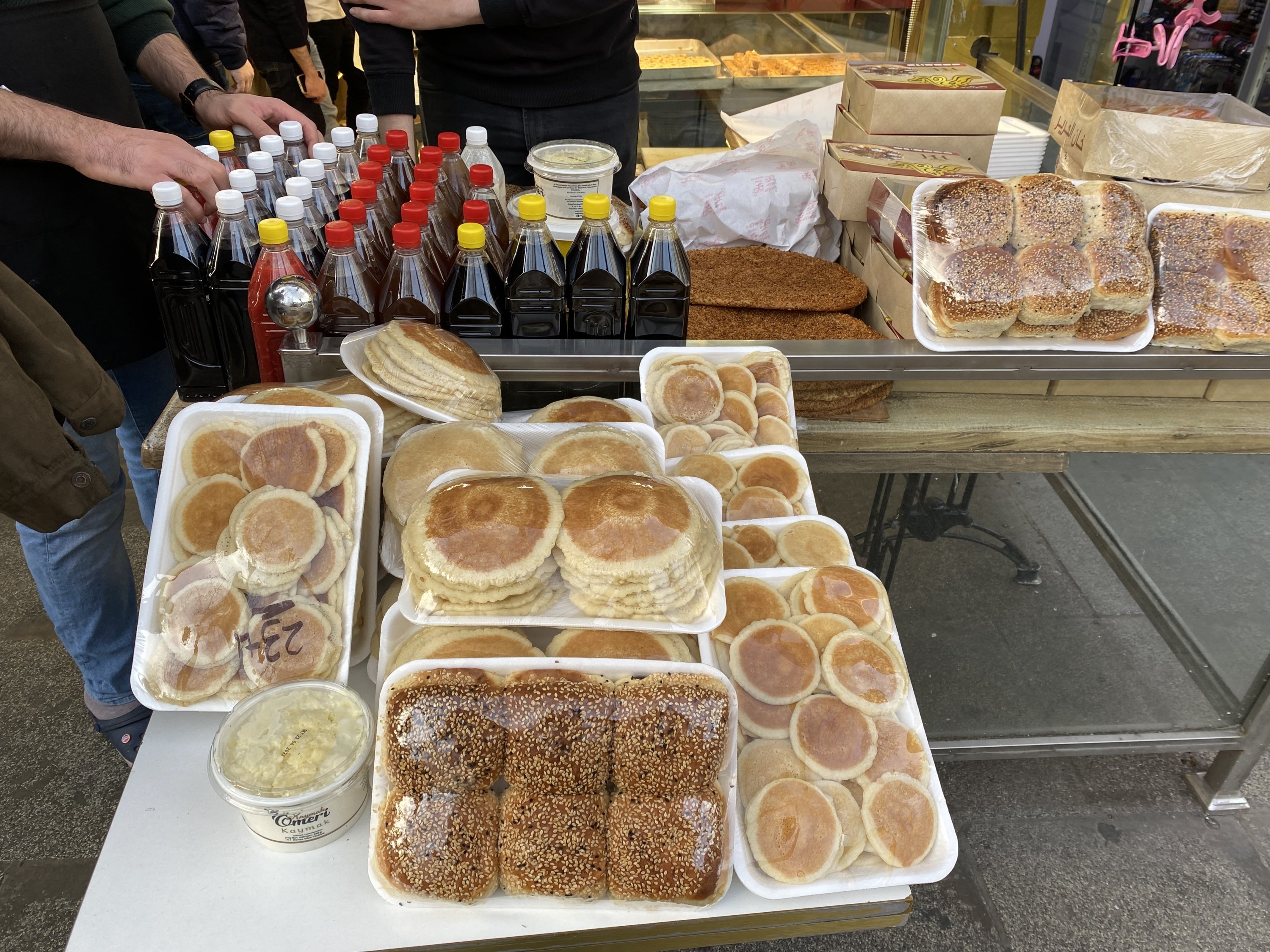 Hidangan penutup Ramadhan Suriah, Qatayef Asafiri, dan serbat diperkenalkan di depan sebuah toko di Istanbul, Türkiye, 14 April 2023. 