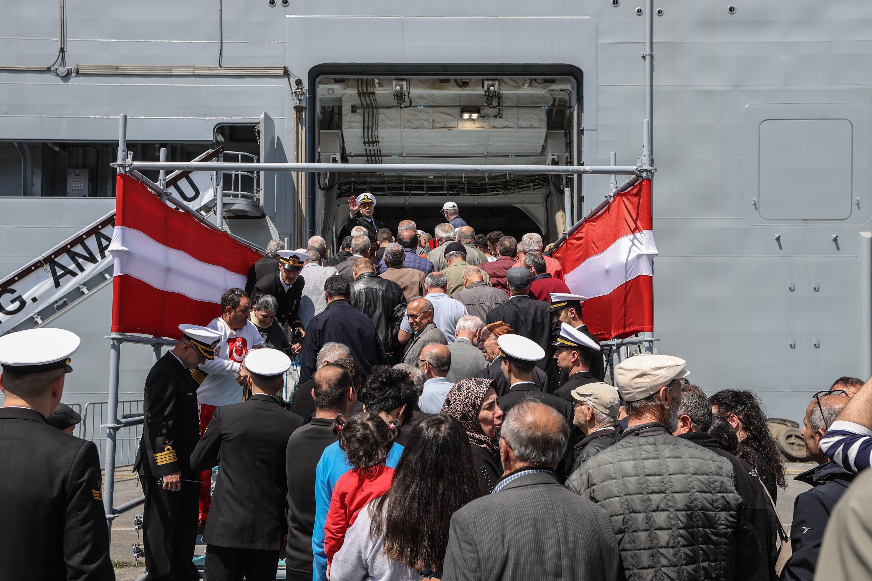 Pengunjung berbaris untuk melihat kapal serbu amfibi serbaguna Türkiye TCG Anadolu, berlabuh di pelabuhan di Sarayburnu, di Istanbul, Türkiye, 17 April 2023. (Foto AA)