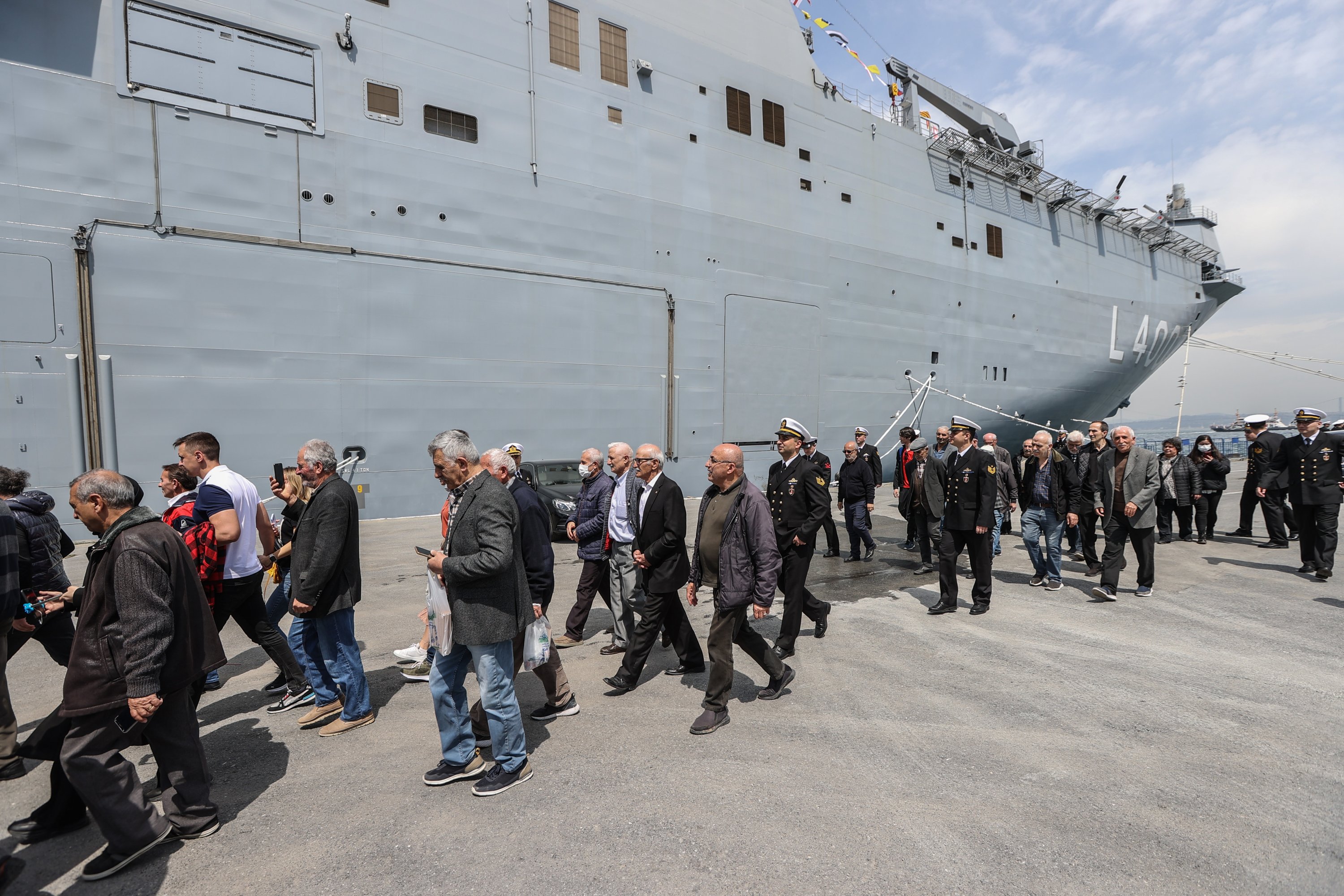 Pengunjung berbaris untuk melihat kapal serbu amfibi serbaguna Türkiye TCG Anadolu, berlabuh di pelabuhan di Sarayburnu, Istanbul, Türkiye, 17 April 2023. (Foto AA)