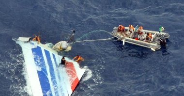 Divers recovering parts of the tail section from the Air France A330 aircraft that crashed midflight over the Atlantic Ocean while flying from Rio de Janeiro to Paris, June 8, 2009. (Brazilian navy Handout via AFP)