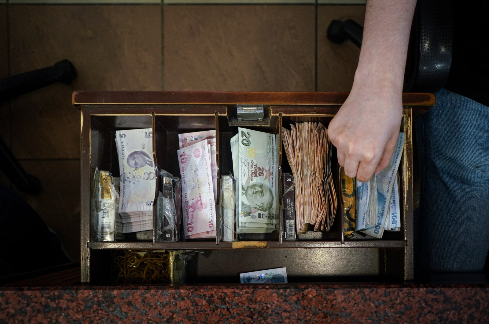 Turkish lira banknotes are seen in an exchange office, in Ankara, Türkiye, June 13, 2022. (Reuters Photo)