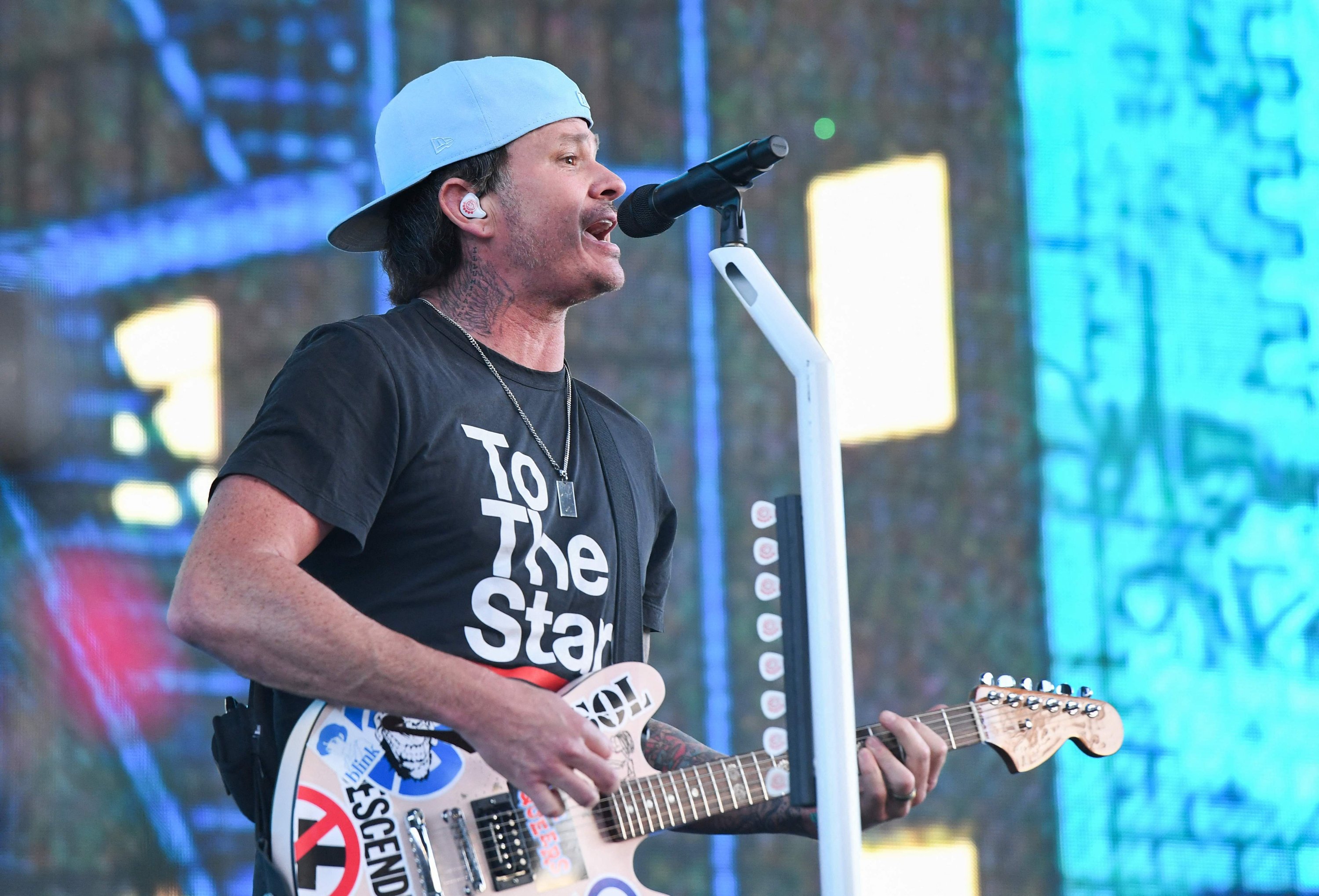 Gitaris dan vokalis bersama Tom DeLonge dari Blink-182 tampil pada akhir pekan pertama Festival Musik dan Seni Coachella Valley di Indio, California, AS, 14 April 2023. (AFP Photo)