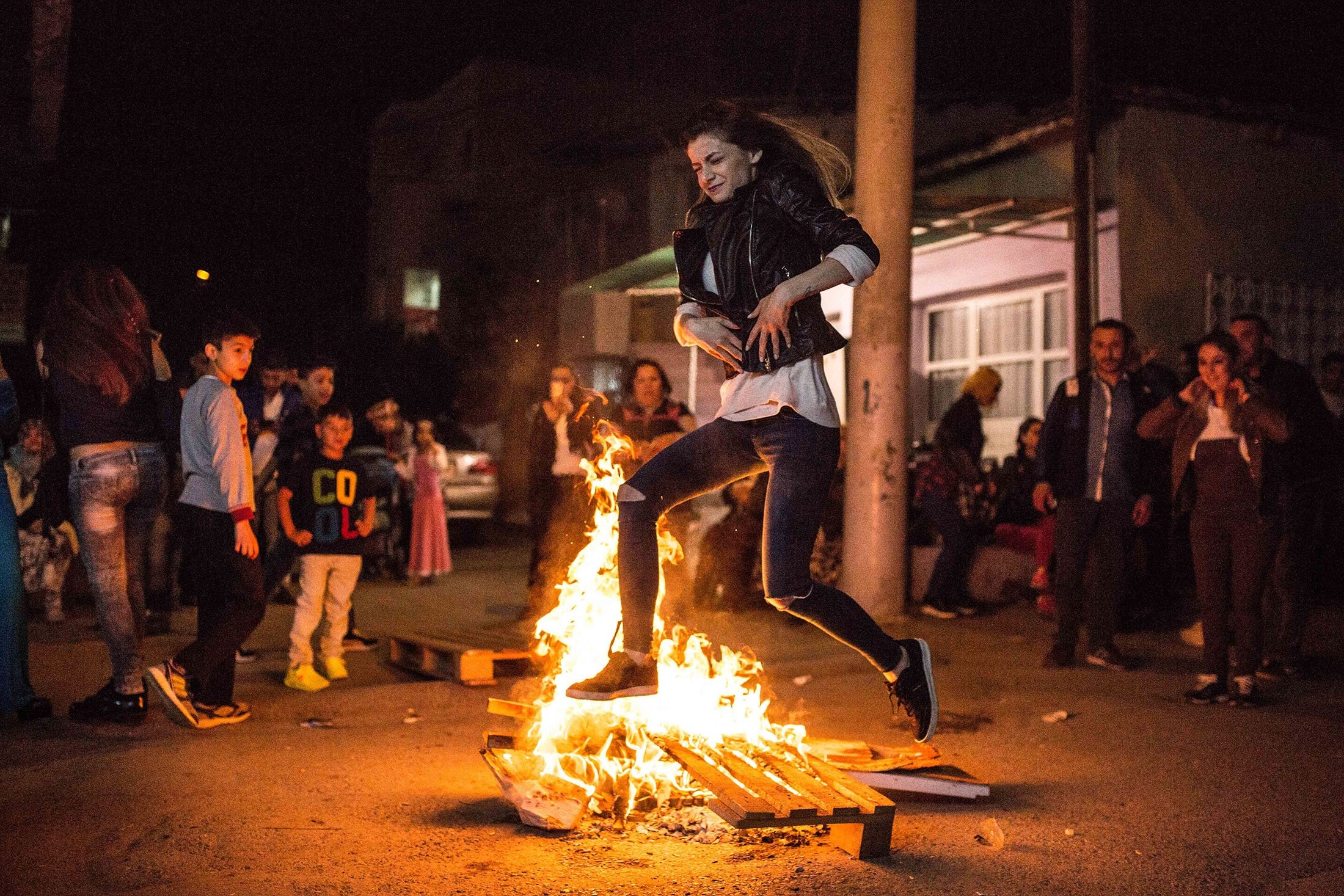 Seorang gadis menabrak api selama perayaan Hıdrellez, di Edirne, Türkiye, 5 Mei 2016. (Foto Getty Images)