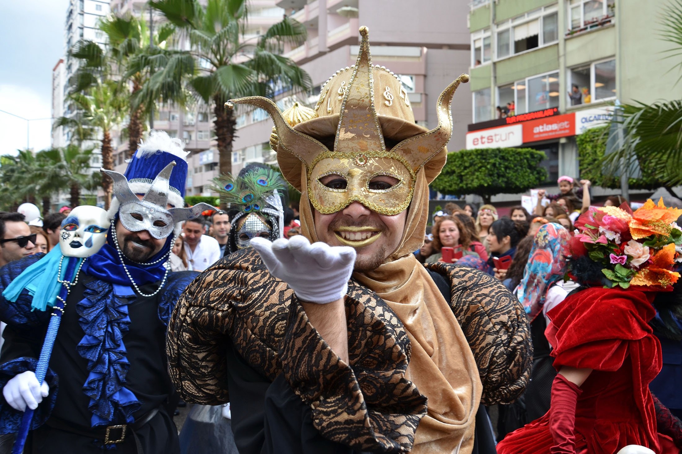 Orang-orang dengan topeng menghadiri Karnaval Bunga Jeruk, di Adana, Türkiye, 4 April 2015. (Foto Shutterstock)