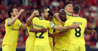 Inter Milan's Belgian forward Romelu Lukaku (3rd R) celebrates scoring his team's second goal from the penalty spot during the UEFA Champions League quarterfinal first leg football match against SL Benfica at the Luz stadium, Lisbon, Portugal, April 11, 2023. (AFP Photo)