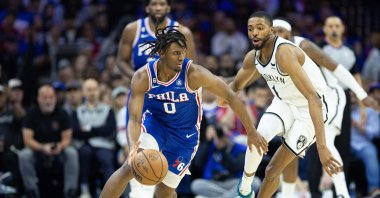 Philadelphia 76ers guard Tyrese Maxey (L) dribbles the ball  in front of Brooklyn Nets forward Mikal Bridges (R) during the second quarter in second game of the 2023 NBA playoffs at Wells Fargo Center, Philadelphia, US., April 17, 2023. (Reuters Photo)