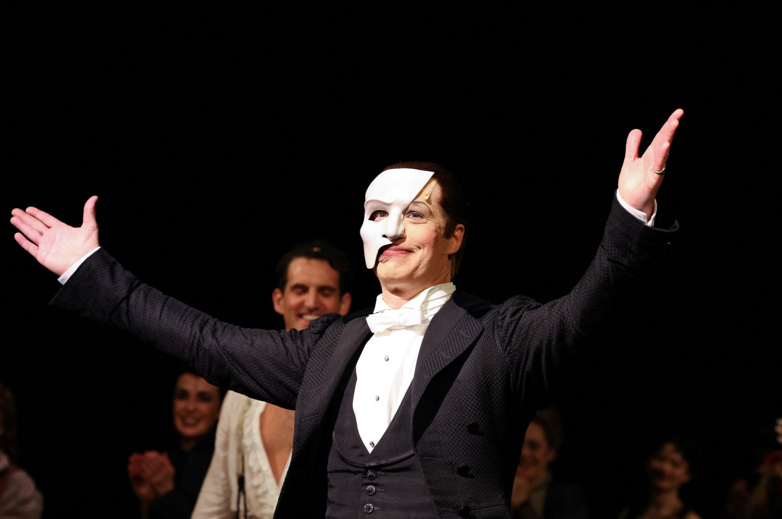 Laid Mackintosh, who substituted for Ben Crawford as the Phantom, takes a bow after his final performance of &quot;Phantom of the Opera, which closes after 35 years on Broadway, in New York City, U.S., April 16, 2023. (Reuters Photo)
