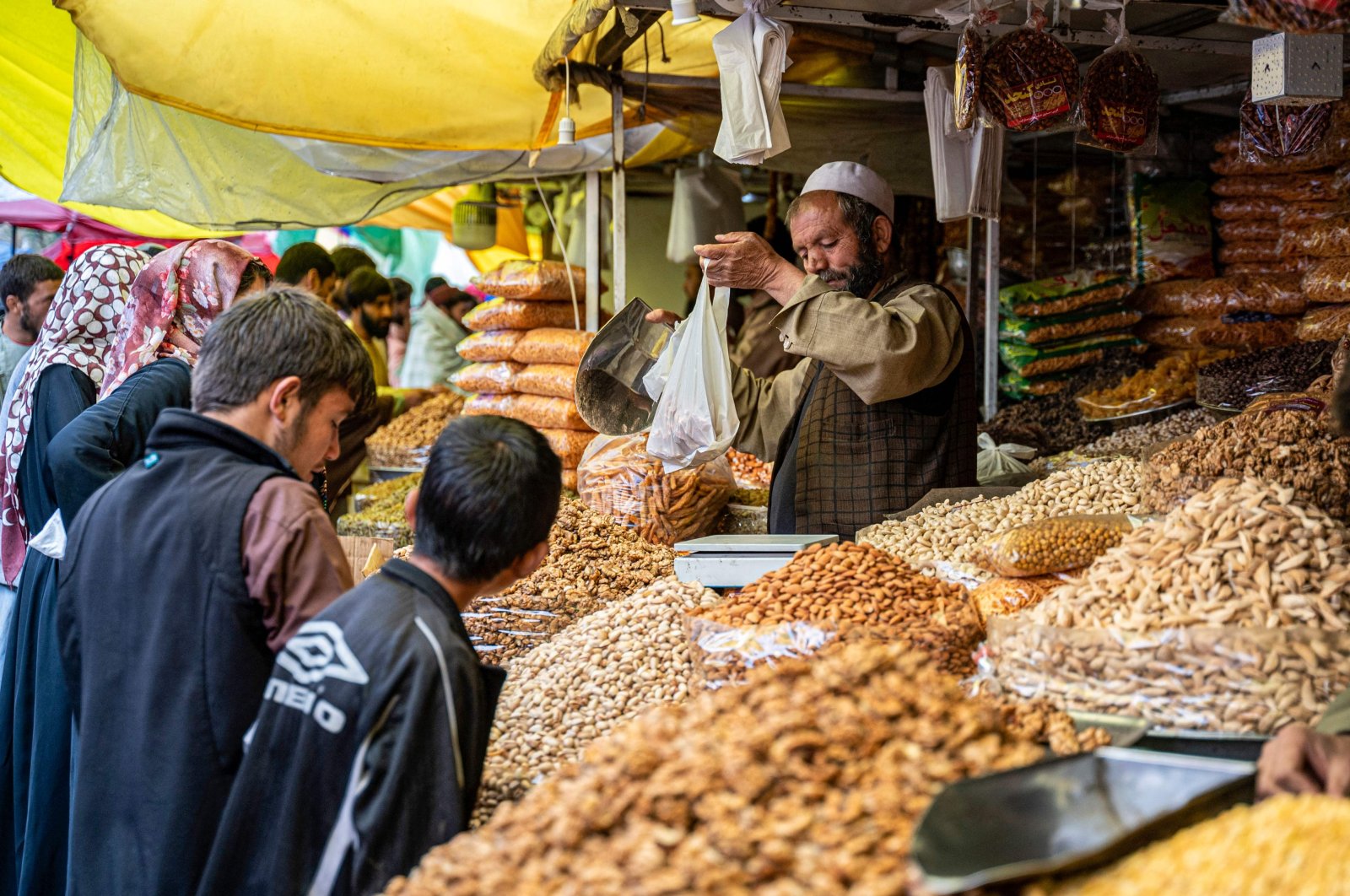 Afghans buy dry fruits at a market ahead of Eid al-Fitr which marks the end of the holy fasting month of Ramadan, in Kabul, Afghanistan, April 17, 2023. (AFP Photo)