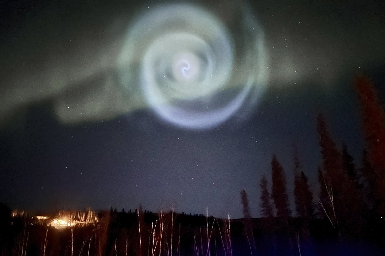 Spiral alien mengejutkan para pencari cahaya utara di malam Alaska