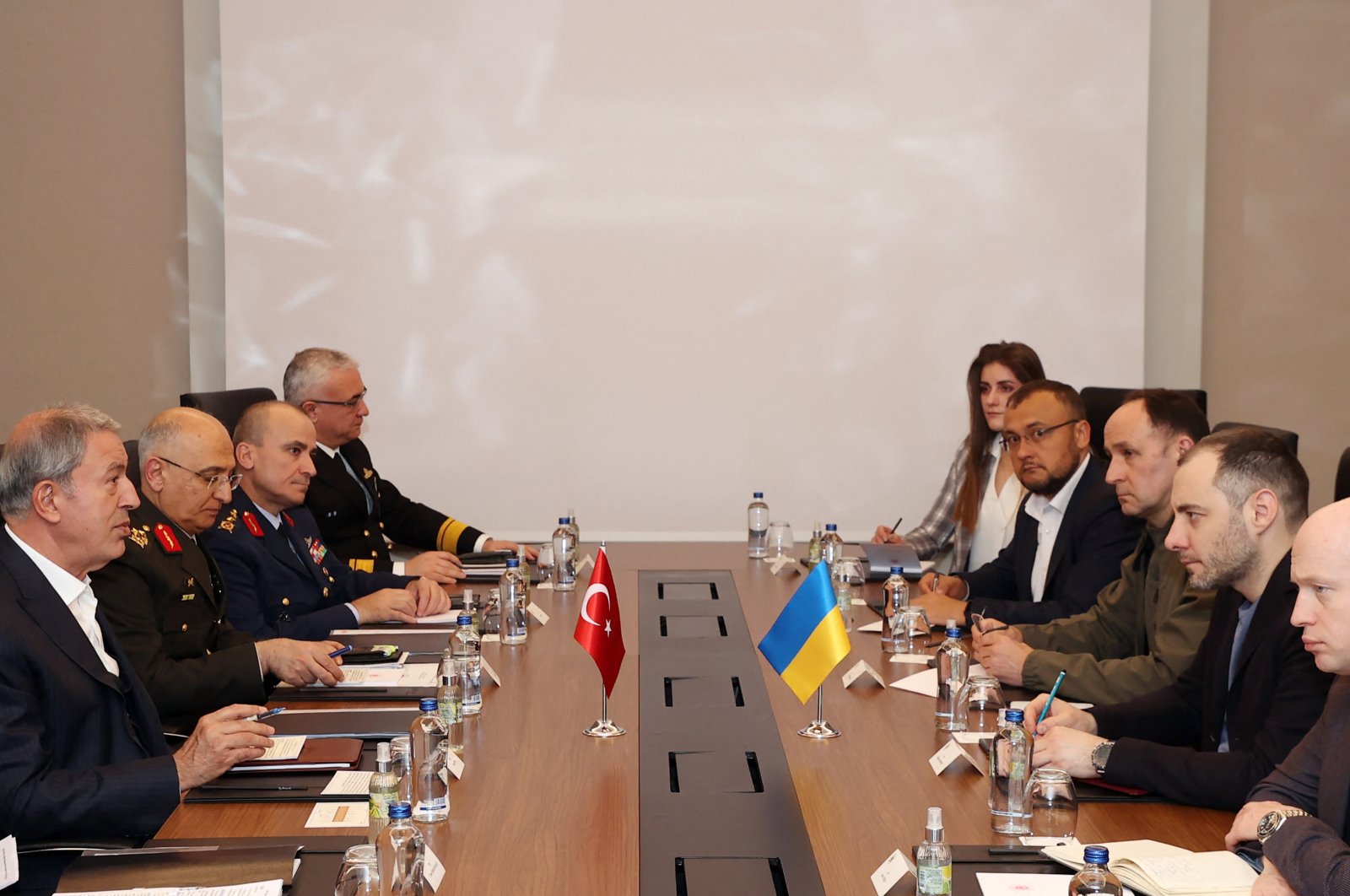Menteri Pertahanan Akar, menteri Ukraina membahas kesepakatan biji-bijian