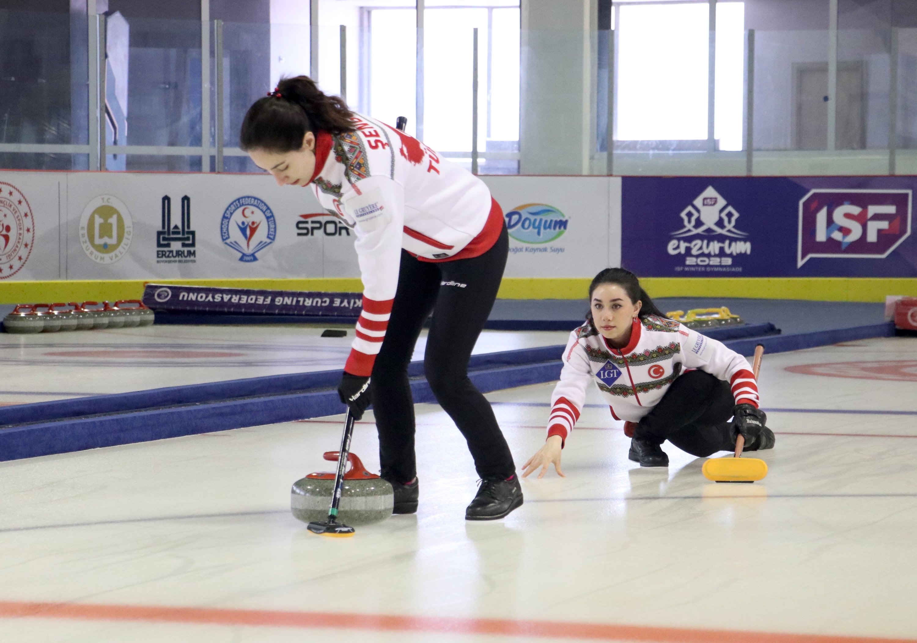 Anggota tim nasional curling wanita Türkiye selama pelatihan, Erzurum, Türkiye, 18 April 2023. (Foto AA)