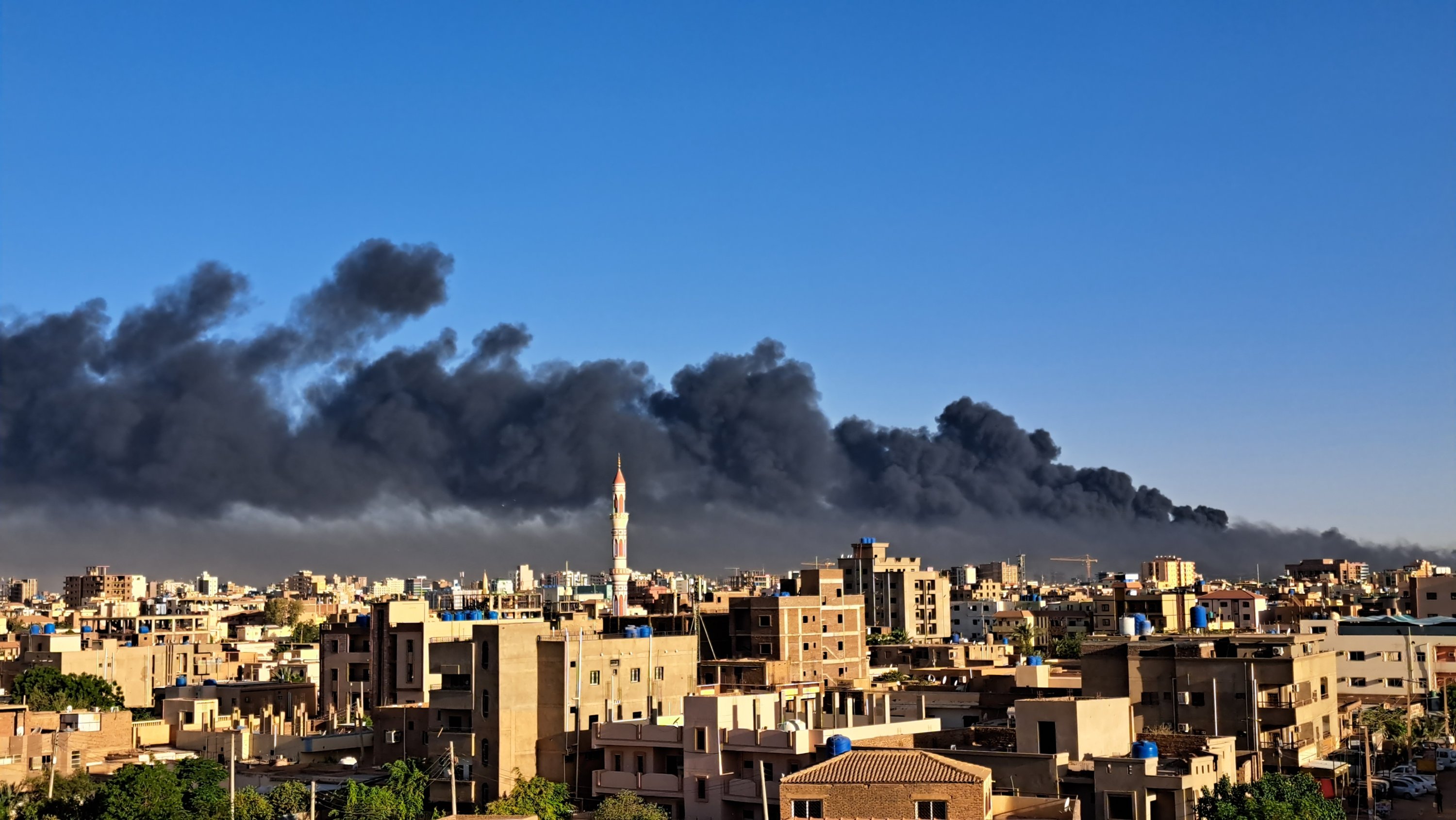 Kepulan asap mengepul saat pertempuran berlanjut di Khartoum, Sudan, 19 April 2023. (Foto AA)