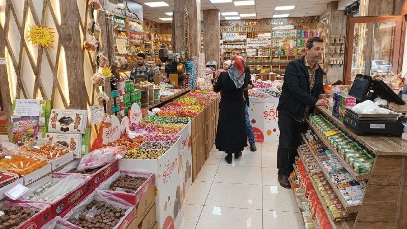 People are seen shopping for candies at a confectionery store in Gaziantep, southeastern Türkiye, April 18, 2023. (IHA Photo)