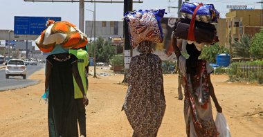 People flee from southern Khartoum, Sudan, April 18, 2023. (AFP Photo)