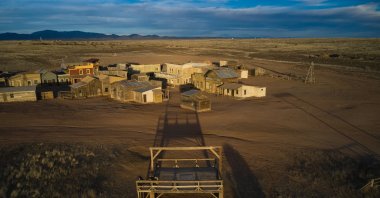 A gallows casts a long shadow at the Bonanza Creek Ranch, which was used as a set and filming location for the movie &quot;Rust&quot;, near Santa Fe, New Mexico, U.S., March 14, 2023. (Reuters Photo)