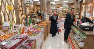 People are seen shopping for candies at a confectionery store in Gaziantep, southeastern Türkiye, April 18, 2023. (IHA Photo)