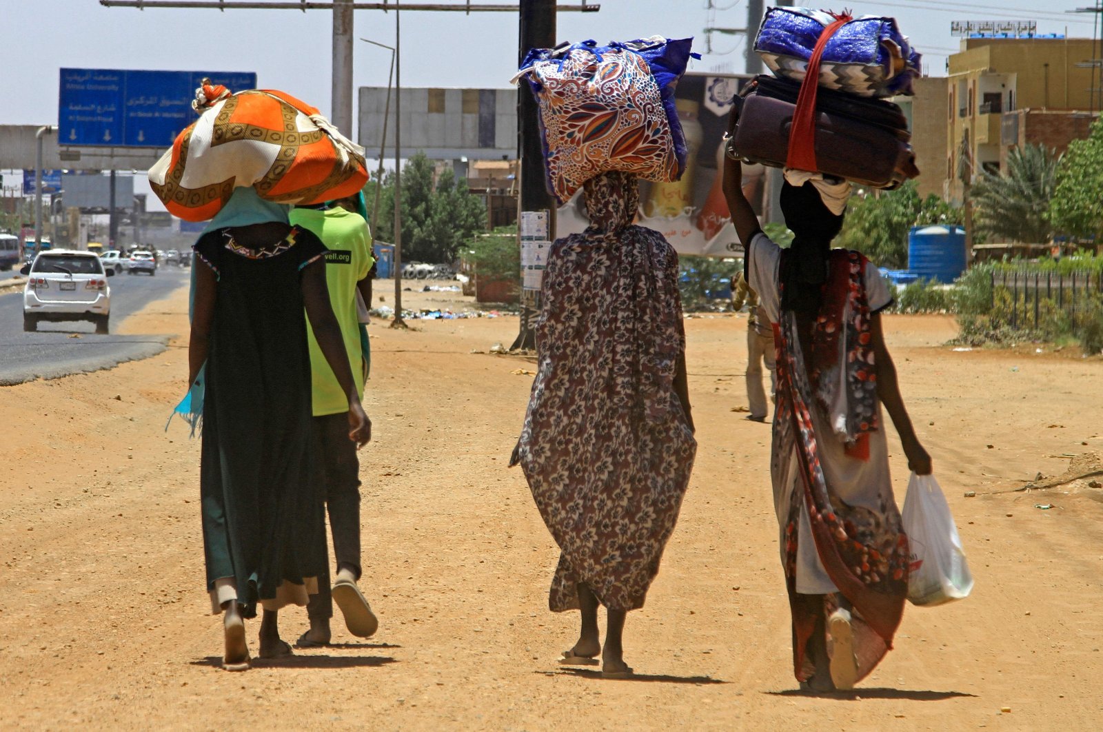 Ribuan orang melarikan diri dari bentrokan Khartoum saat gencatan senjata di ibu kota Sudan runtuh