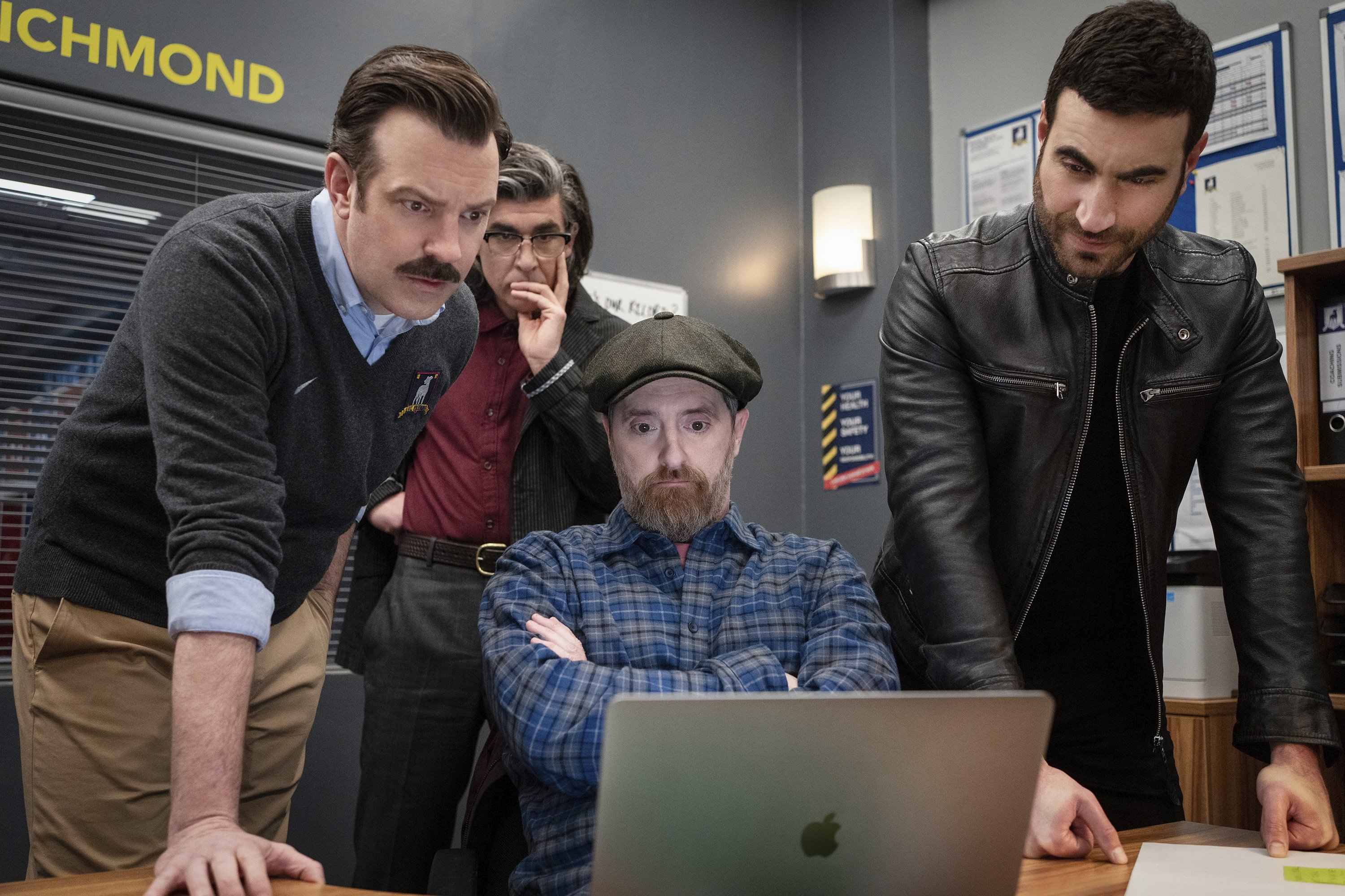 Gambar yang dirilis oleh Apple TV ini menunjukkan Jason Sudeikis, dari kiri, James Lance, Brendan Hunt, dan Brett Goldstein dalam sebuah adegan dari 
