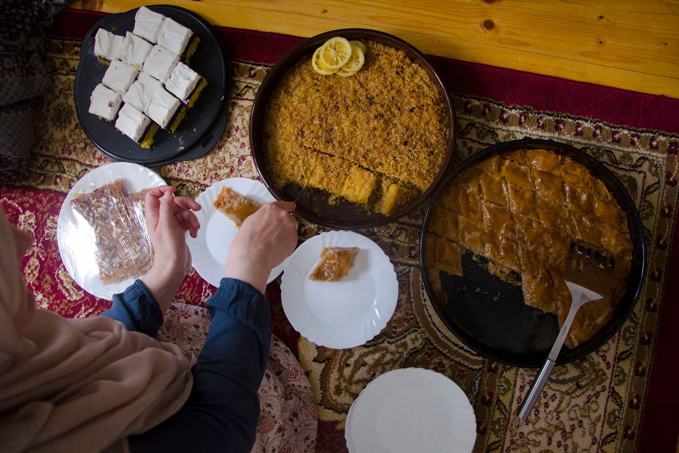 Bosnian woman prepares food, cakes, baklava and kadayıf for Eid al-Fitr. (Shutterstock Photo)