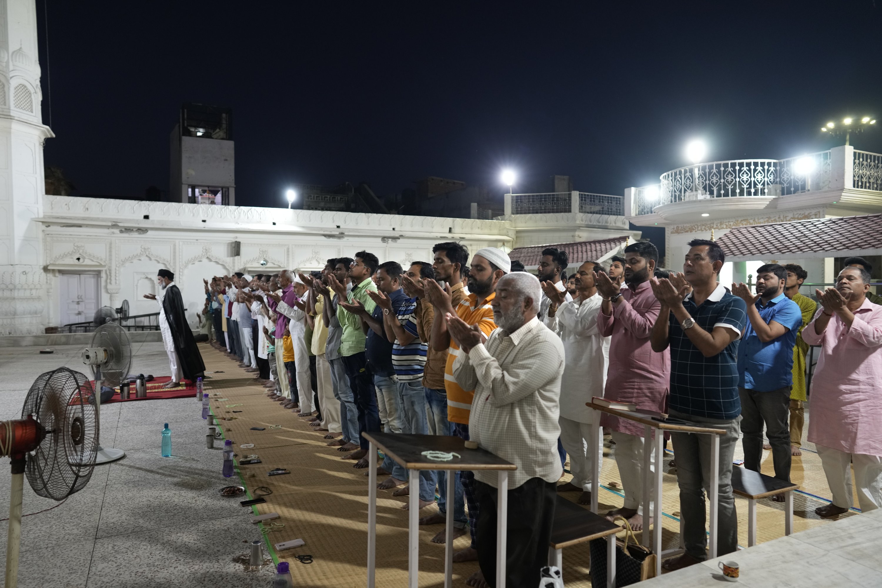 Umat ​​Muslim melaksanakan salat Isya sebelum berbuka puasa Ramadan di Masjid, di Ayodhya, India, 28 Maret 2023. (Foto AP)