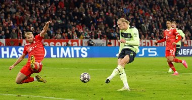 Manchester City's Erling Braut Haaland scores their first goal against Bayern Munich during the Champions League quarterfinals second leg tie at the Allianz Arena, Munich, Germany, April 19, 2023. (Reuters Photo)