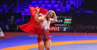 Türkish wrestler Feyzullah Aktürk waves the national flag after winning at the European Championship in Zagreb, Croatia, April 20, 2023. (IHA Photo)